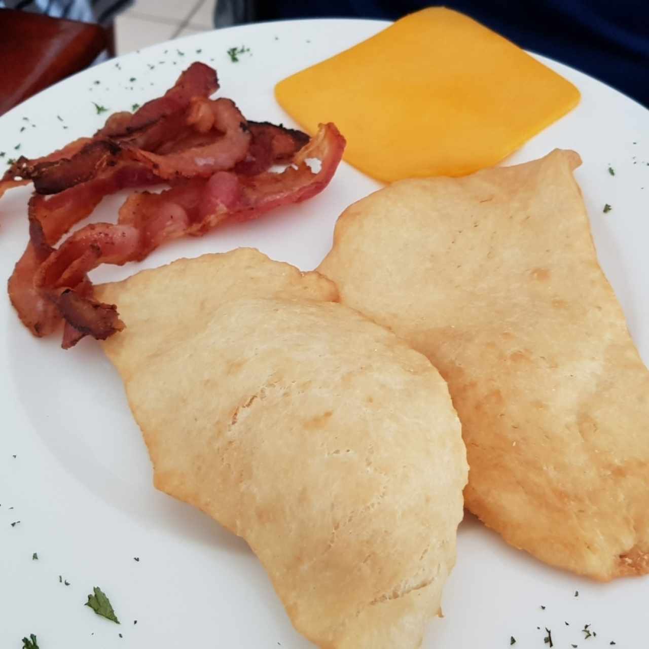 hojaldre con bacon y queso