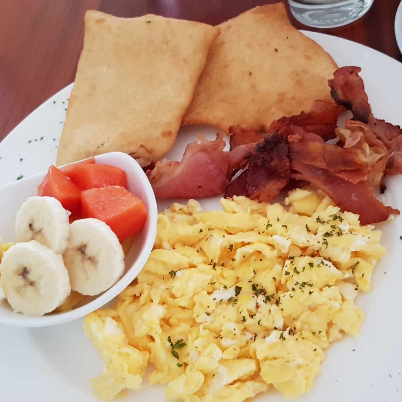 huevos revueltos hojaldre y frutas