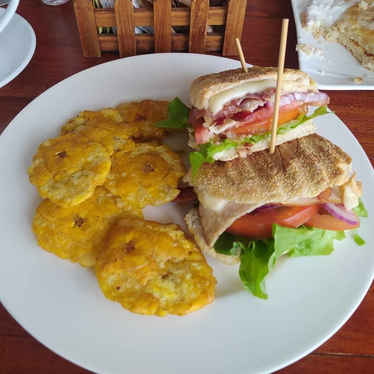 sándwich de pavo tocino y queso suizo 