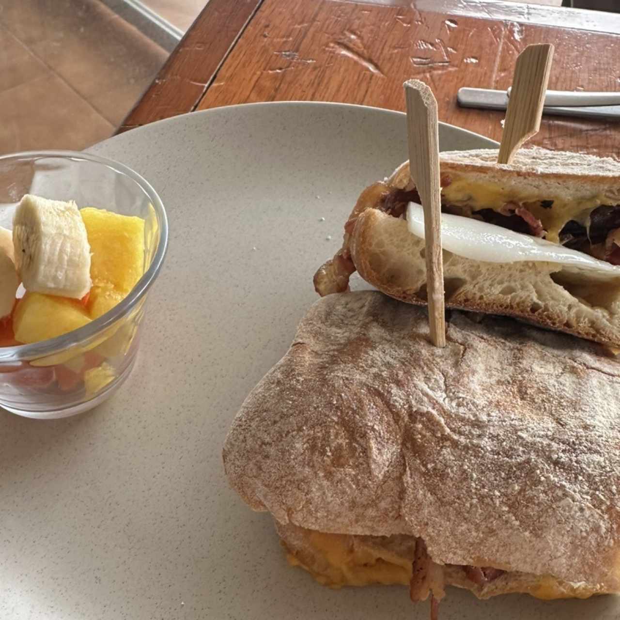 Sandwich de queso bacon y huevo
