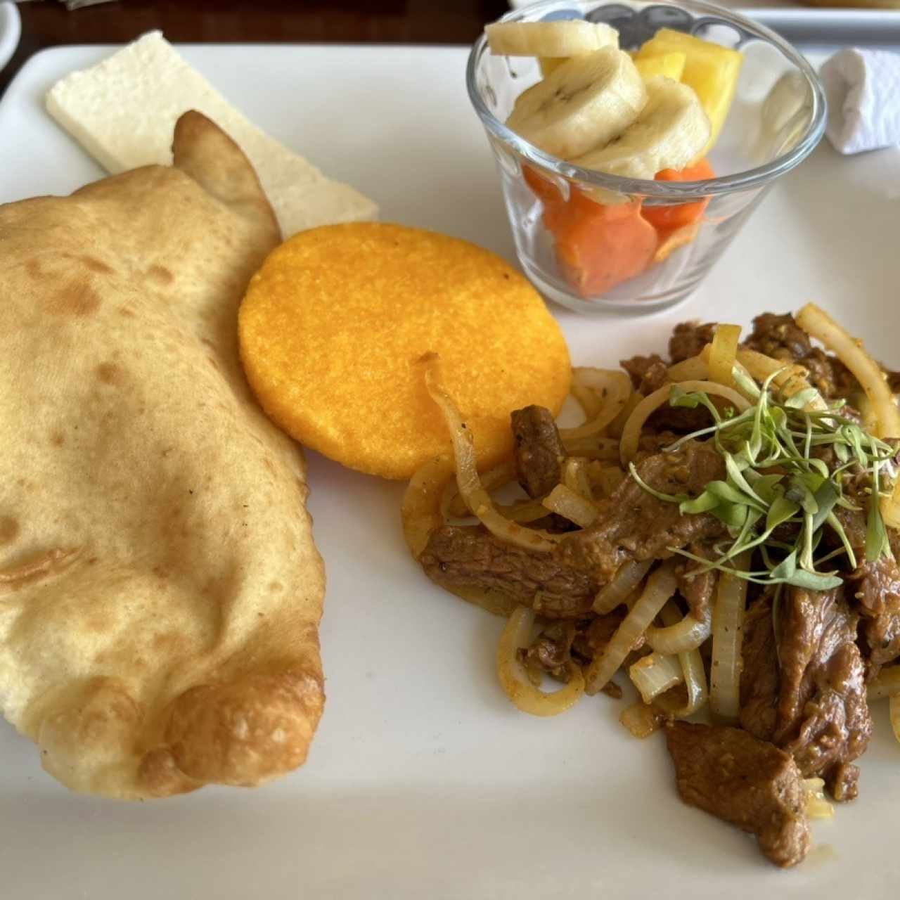 Bistec encebollado con tortilla y hojaldre