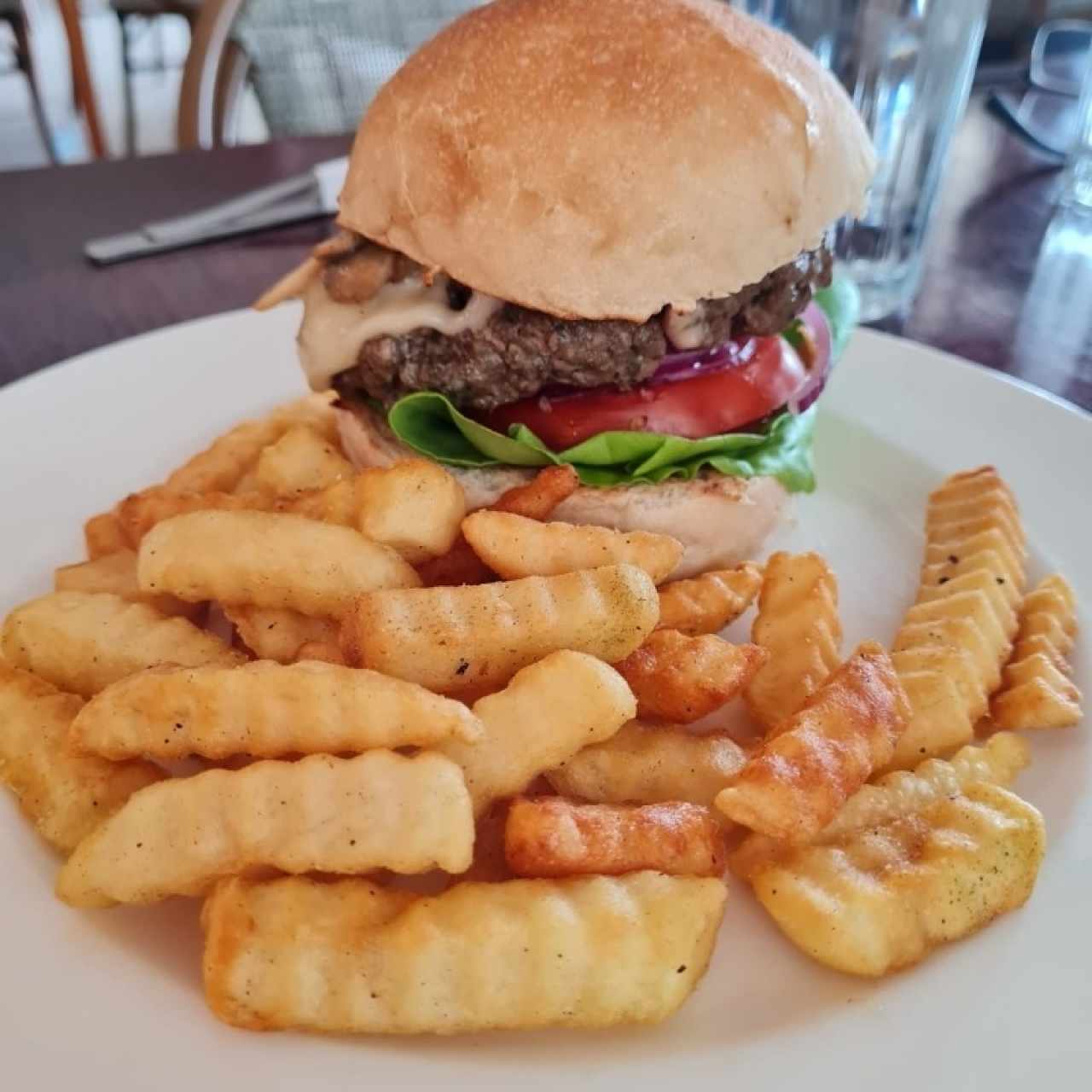 hamburguesa de hongos y queso suizo