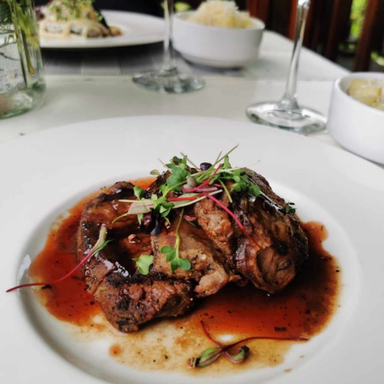 Filete de res con costra de pimienta y salsa de vino. 