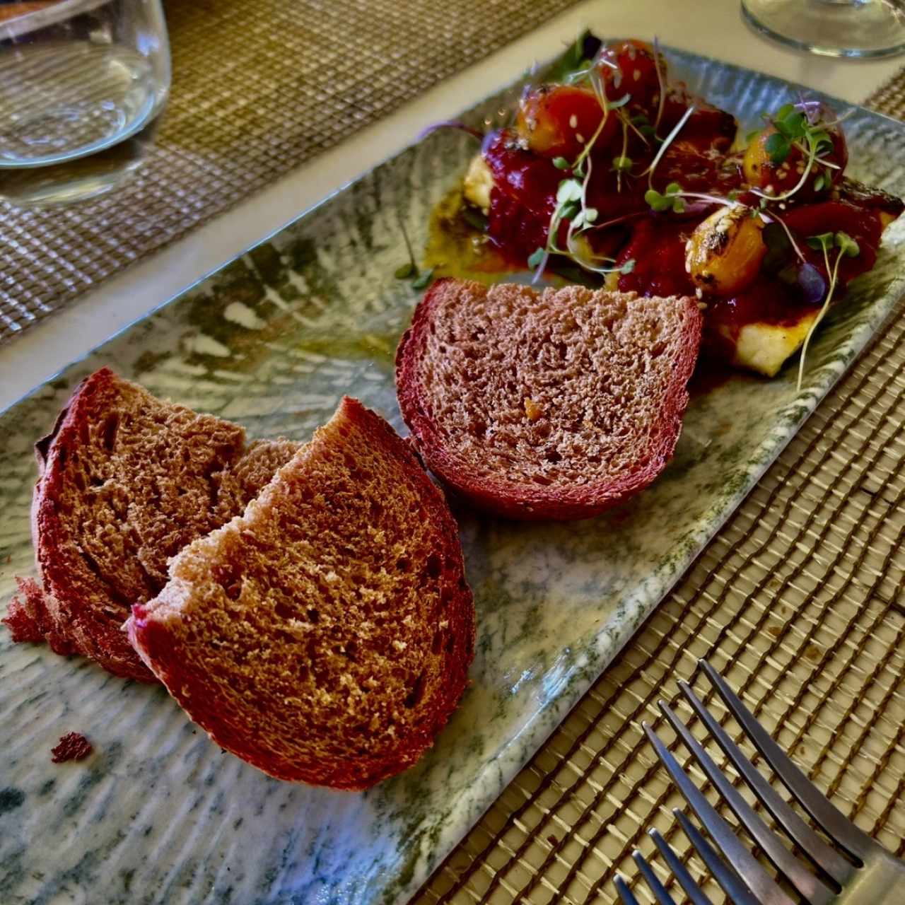 Queso fresco a la parrilla, chutney tomate de árbol, pan de masa madre