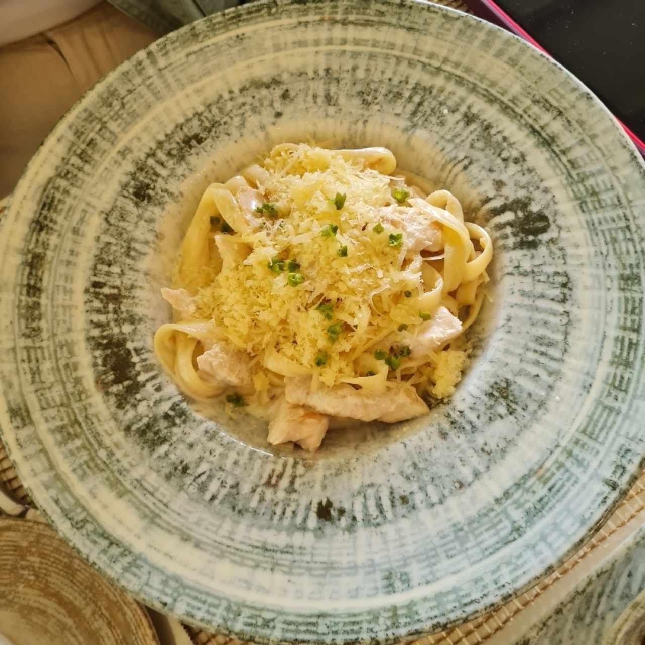 Pasta con pollo en salsa blanca