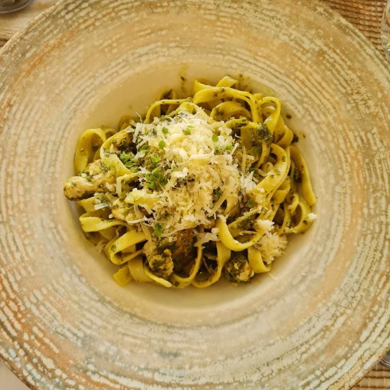 Pasta con pollo en salsa pesto