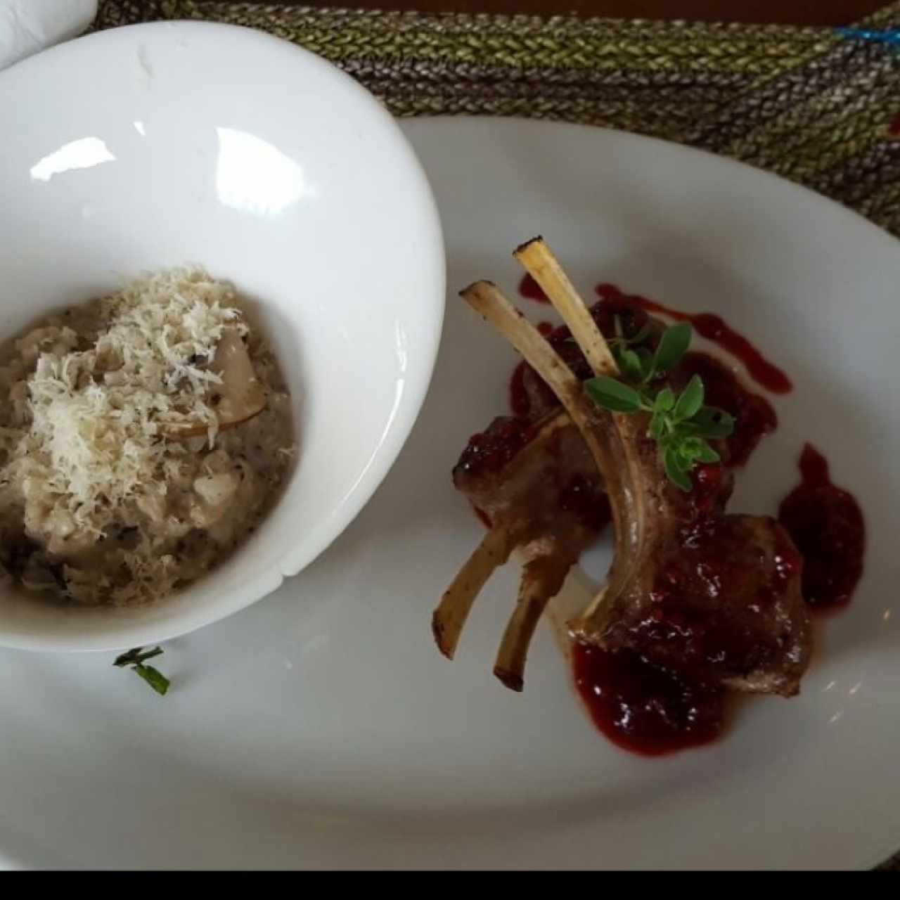 costillas de cordero con risotto de hongos