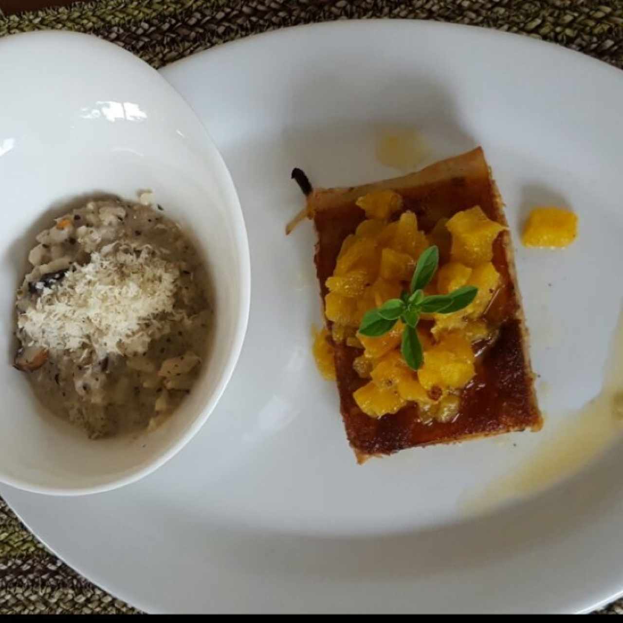 cochinillo con risotto de hongos