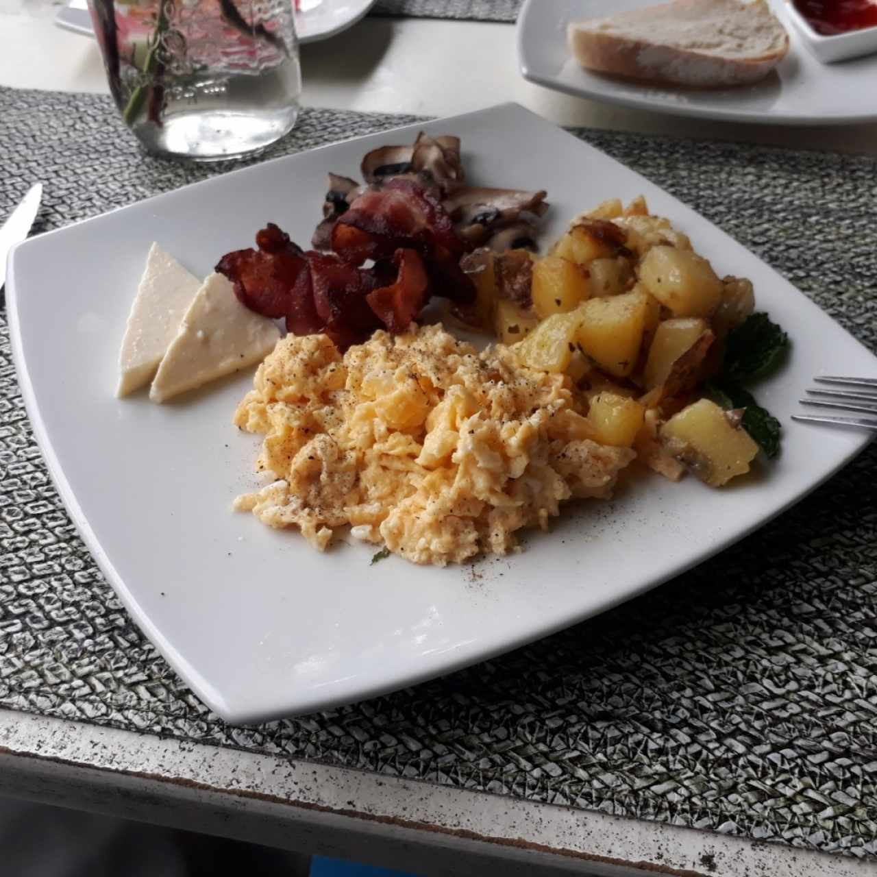 Desayuno huevos revueltos, tocino y papas Chiricanas