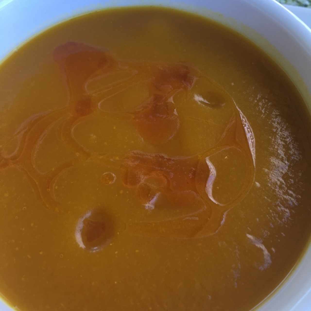 Sopa de tomate de árbol ahumado y tomate pera con queso quenelle de cabra y hierbas