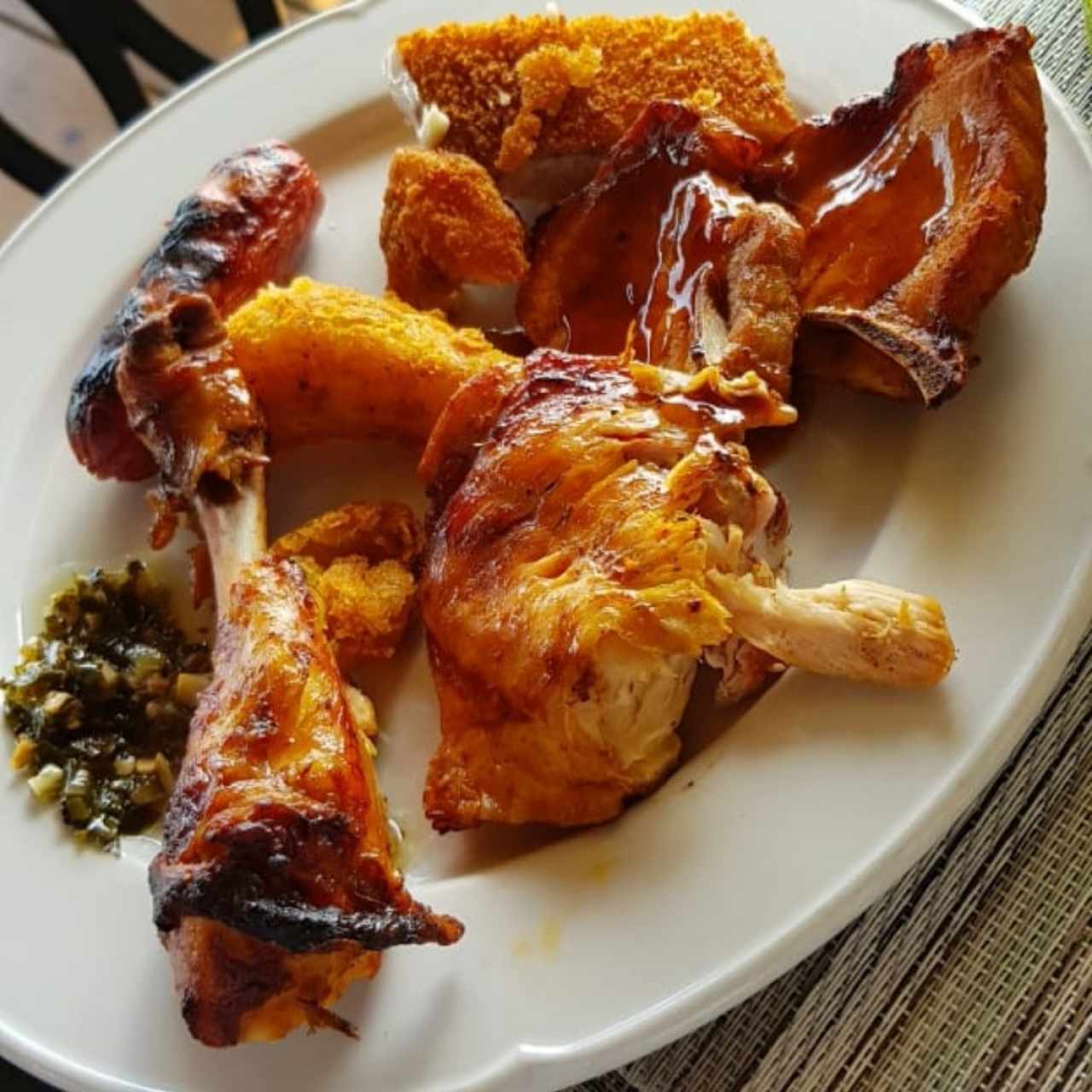 Chorizo, pollo, chuletas y merluza empanada