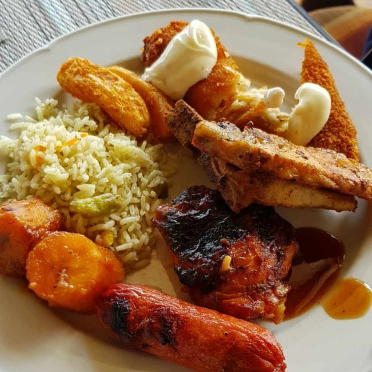 Arroz, chuletas, merluza, Chorizo y plátano en tentación