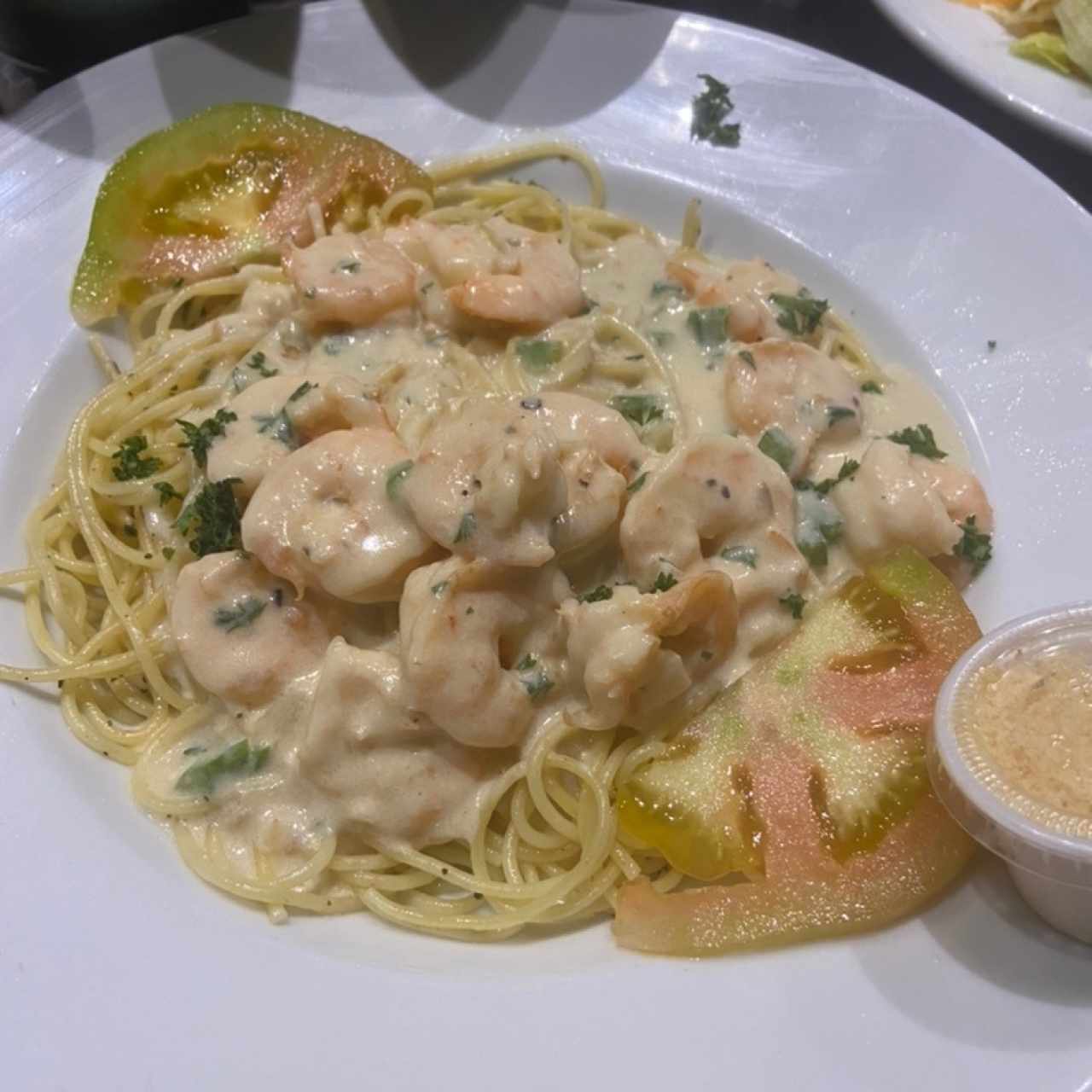 Pasta con camarones en salsa alfredo