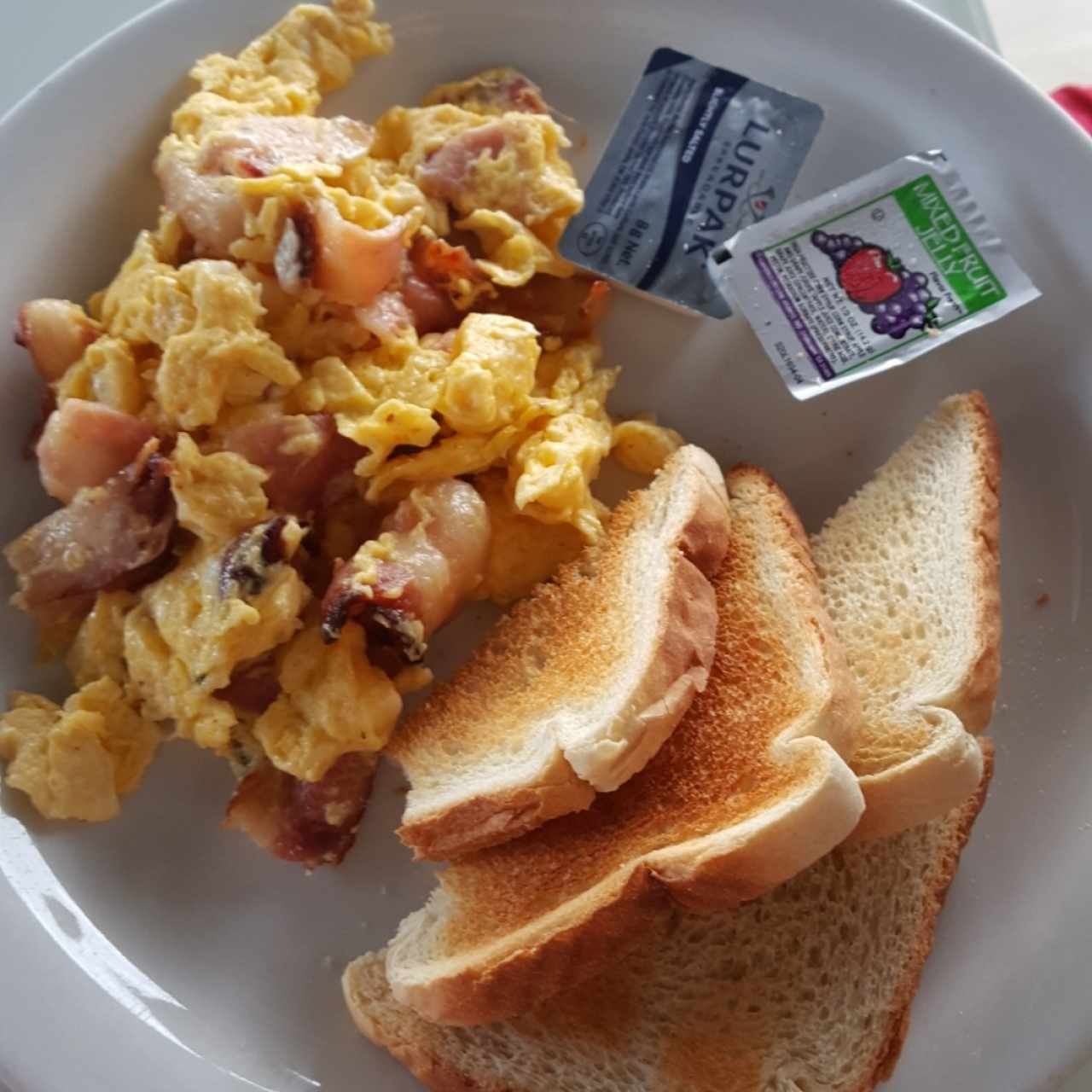 huevos revueltos con bacon