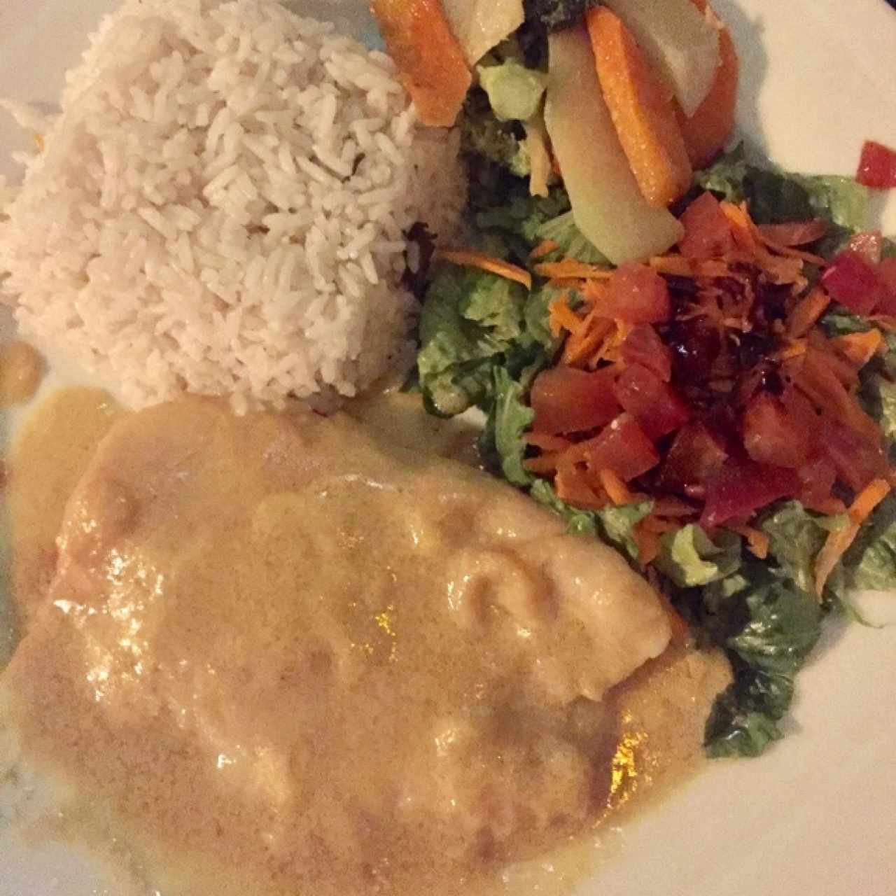 filete de pescado en salsa de coco y curry