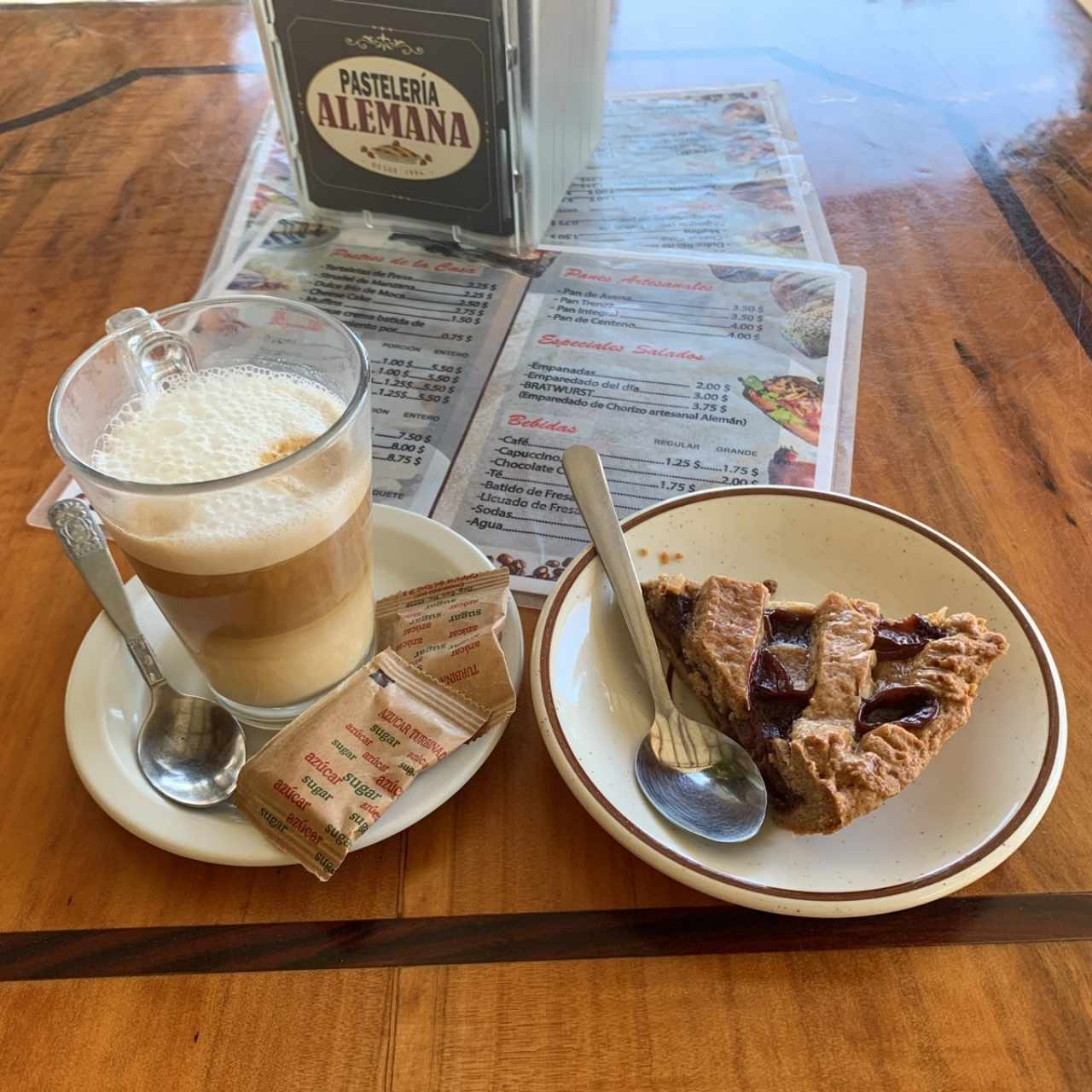 linzer Torte con capuchino 