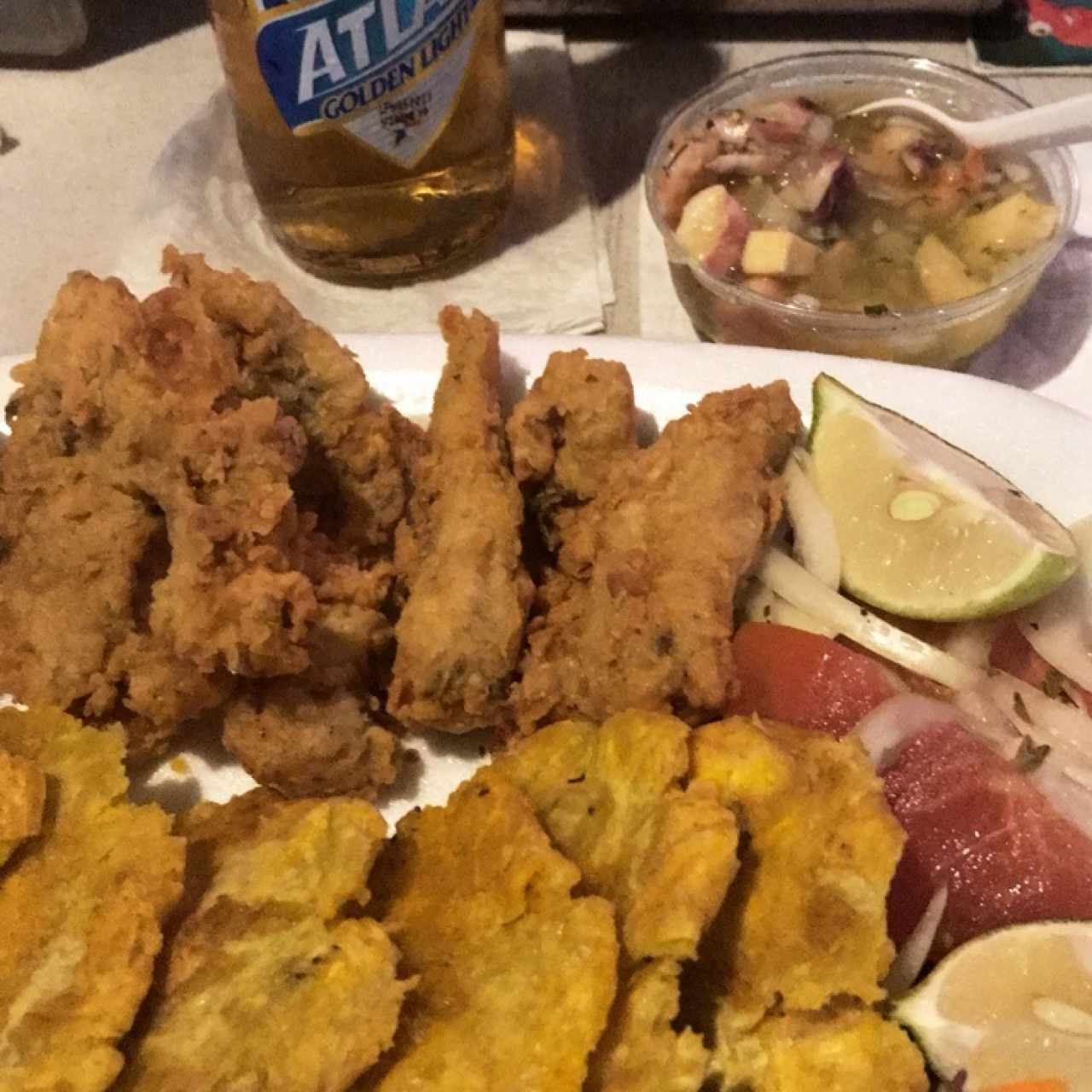 Deditos de pescado con patacones y Ceviche de combinación 