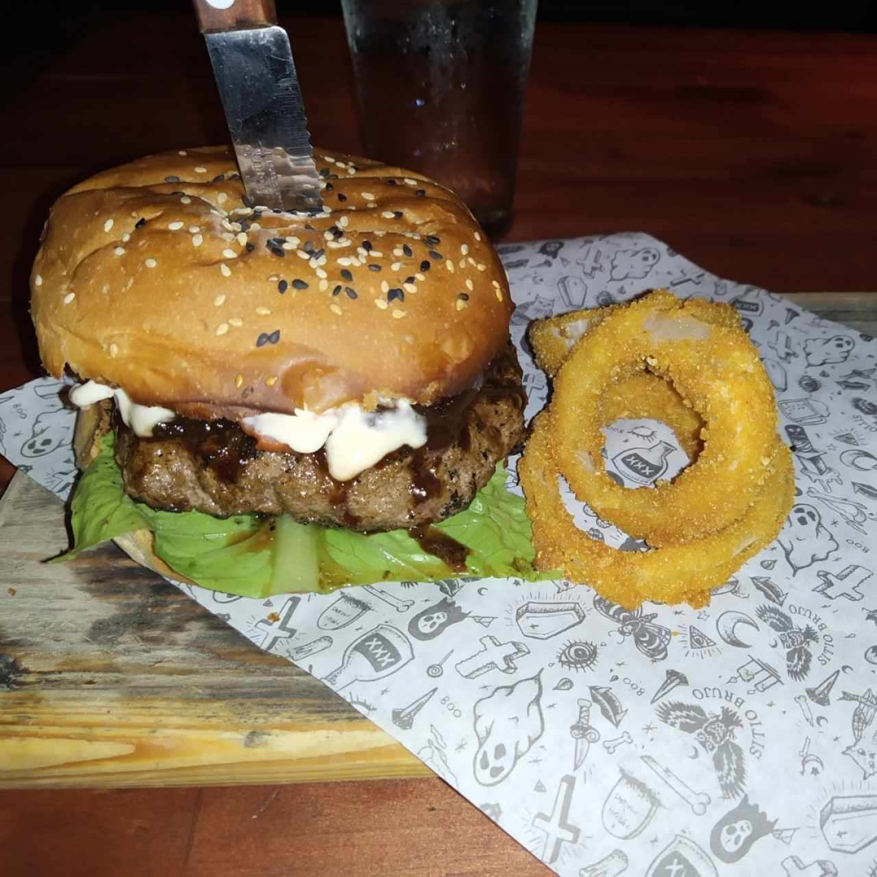 Hamburguesa Sitio Brujo con Aros de Cebolla