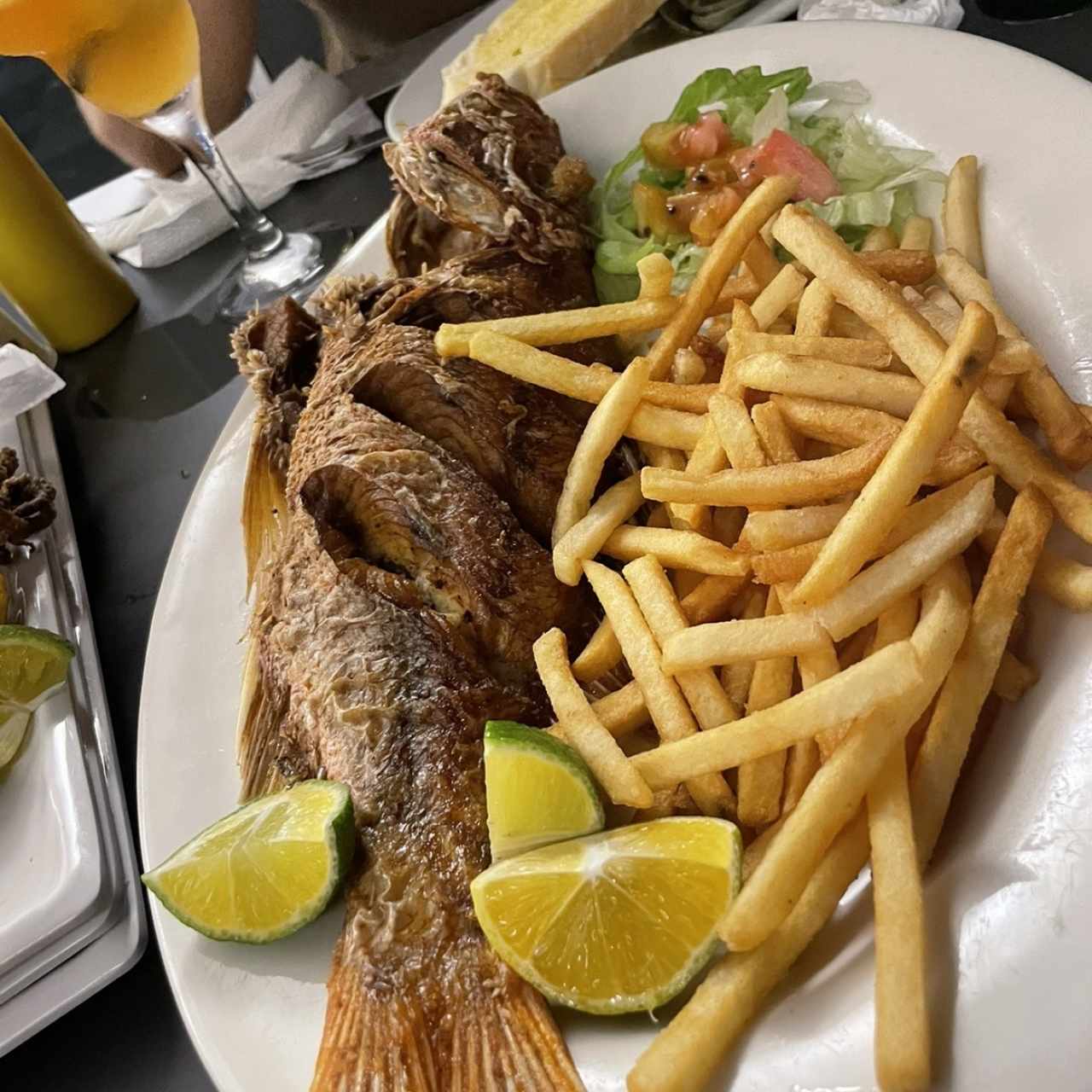 Pargo frito con papas fritas