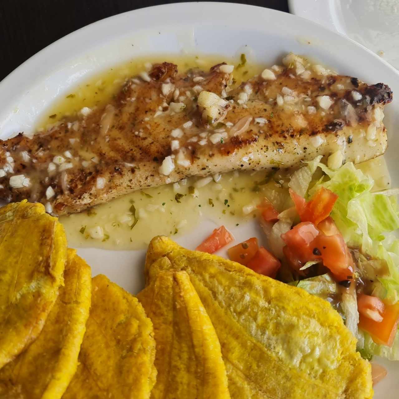 Filete de pescado al ajillo 