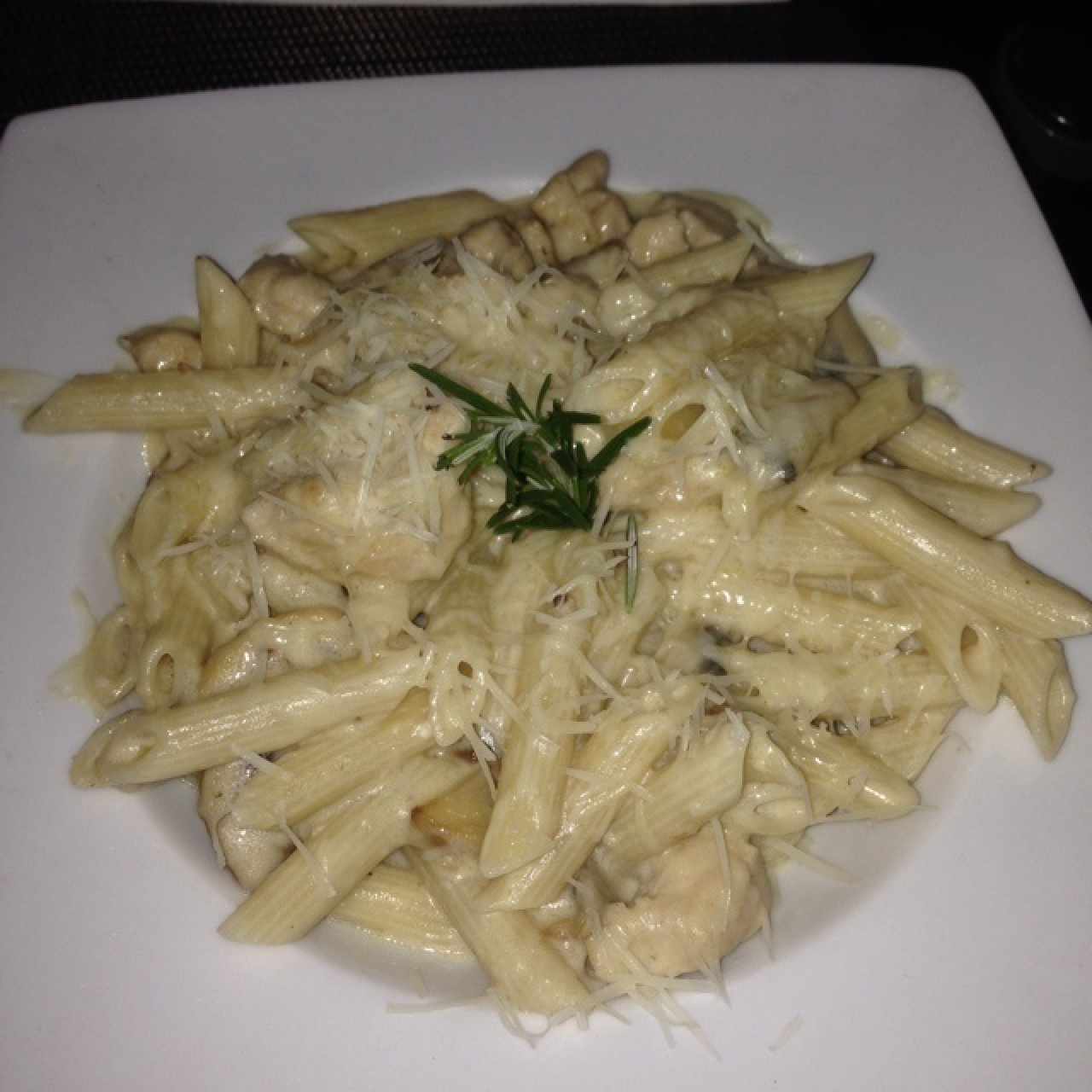 penne con pollo y hongos