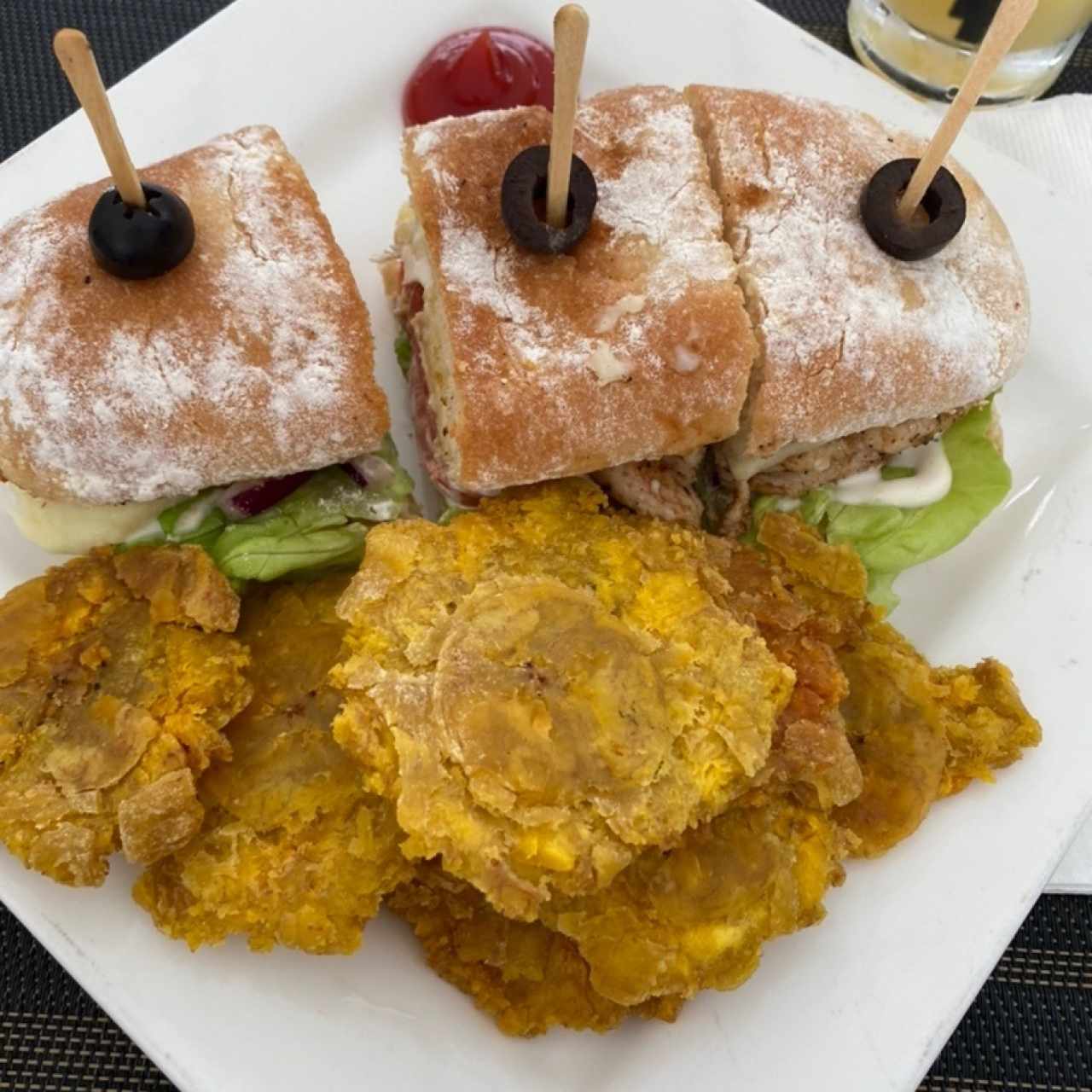 Emparedado de pollo con patacones