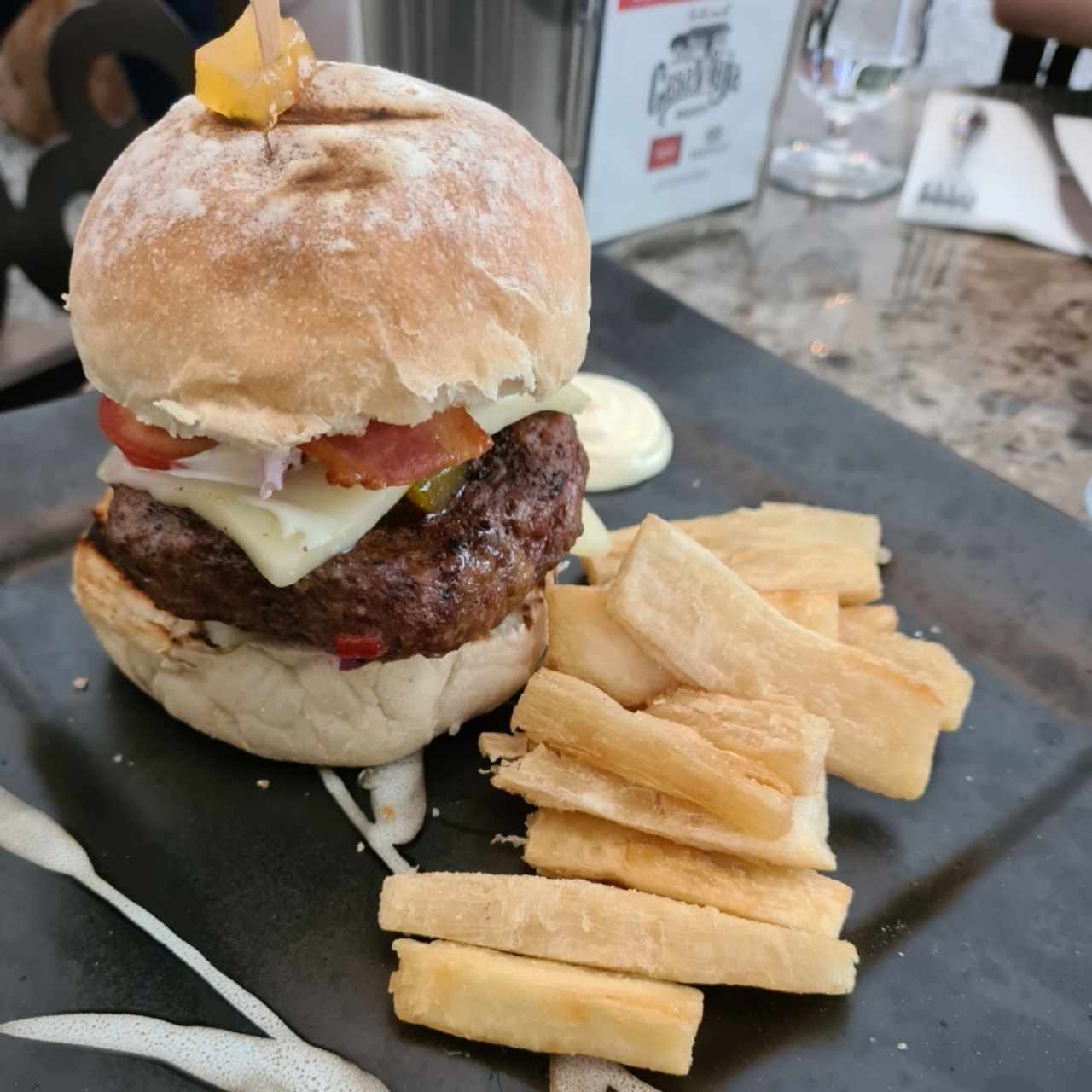 hamburguesa de la casa acompañada de Yucas fritas