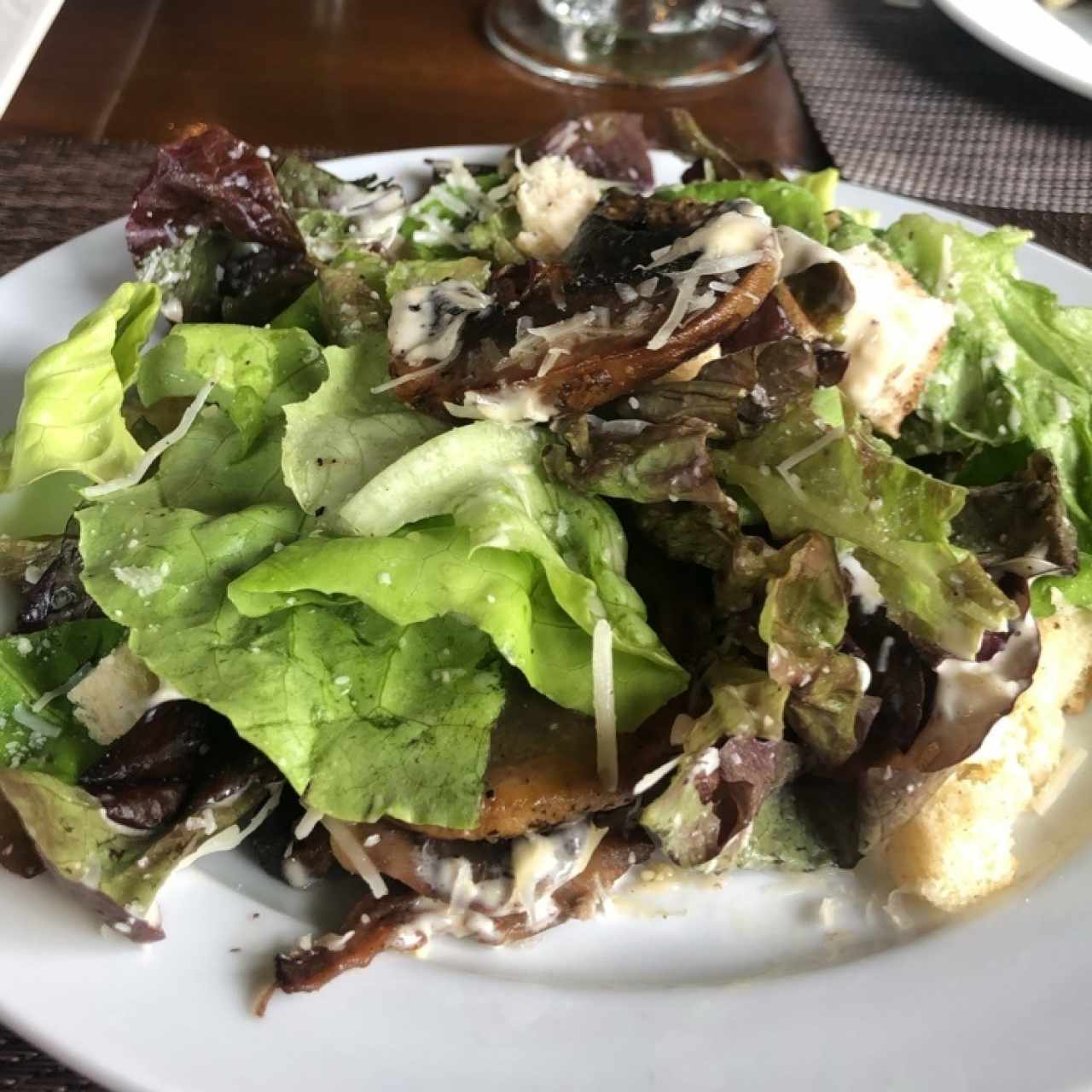 Ensalada Caesar con hongos portobello