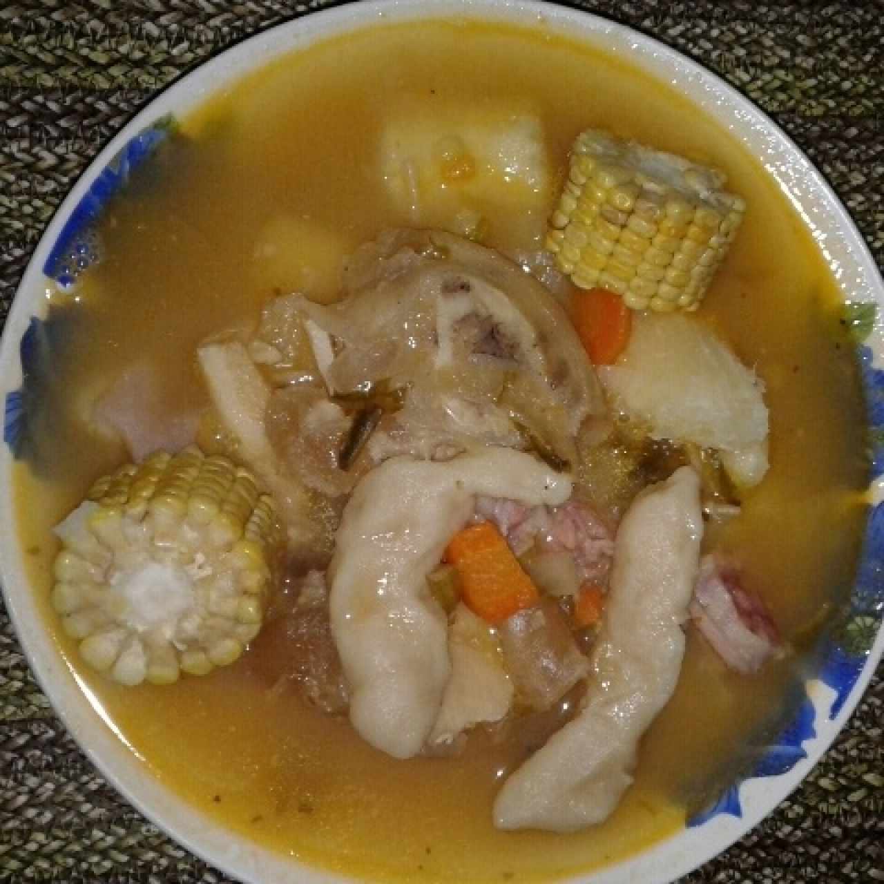 Sopa de pata de res con rabito