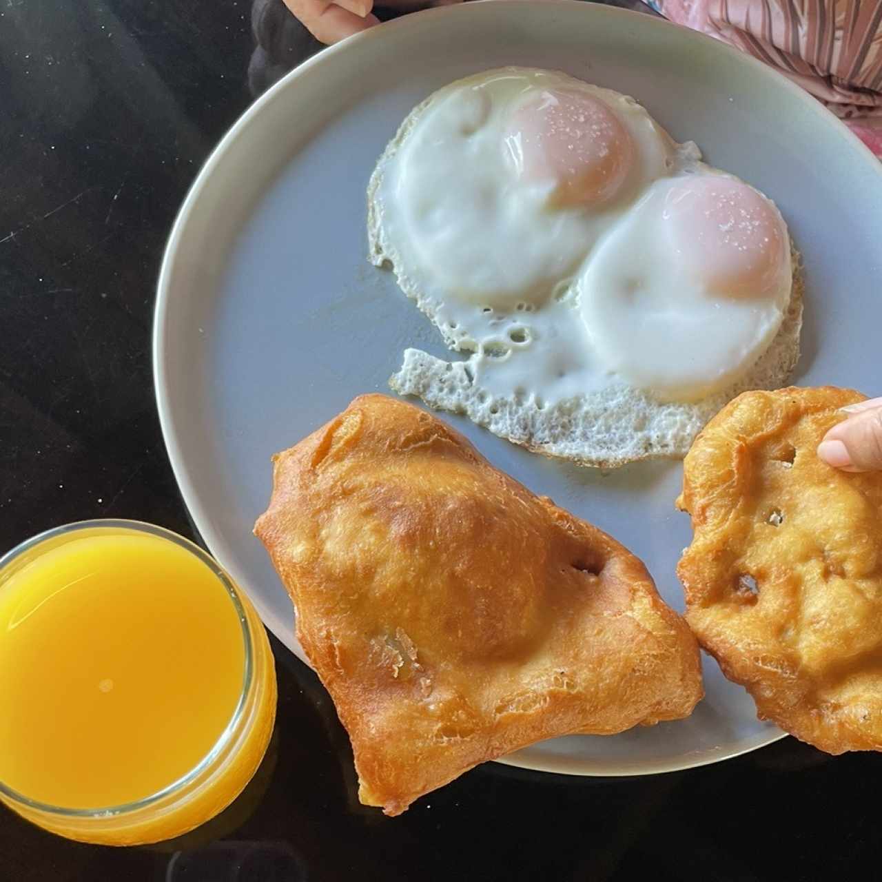 Hojaldre, huevos y jugo de naranja 