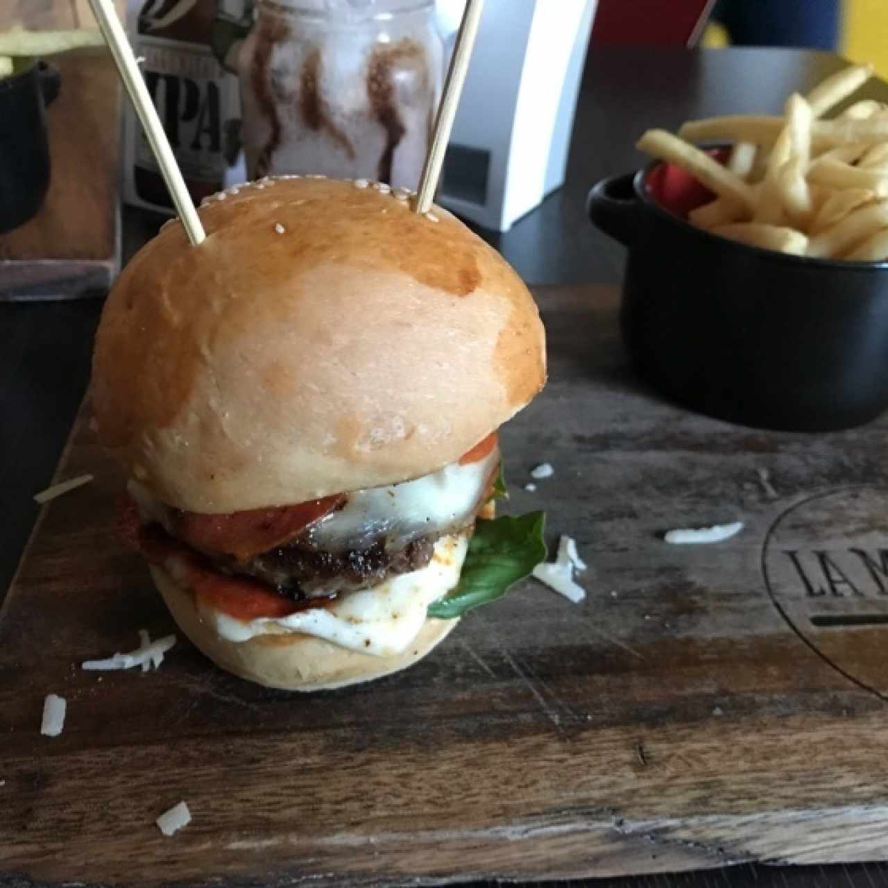 Hamburguesa de Res con pepperoni y salsa Italiana acompañada de papas fritas