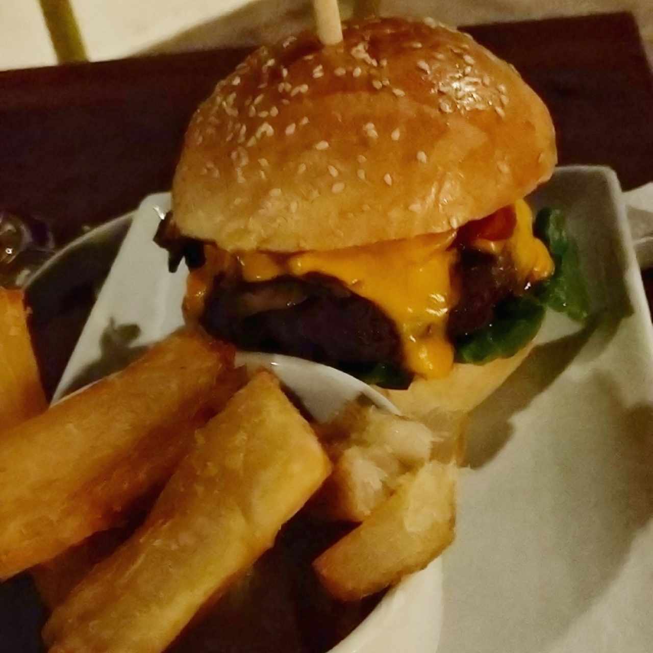 Hamburguesa de Angus con Yucca frita