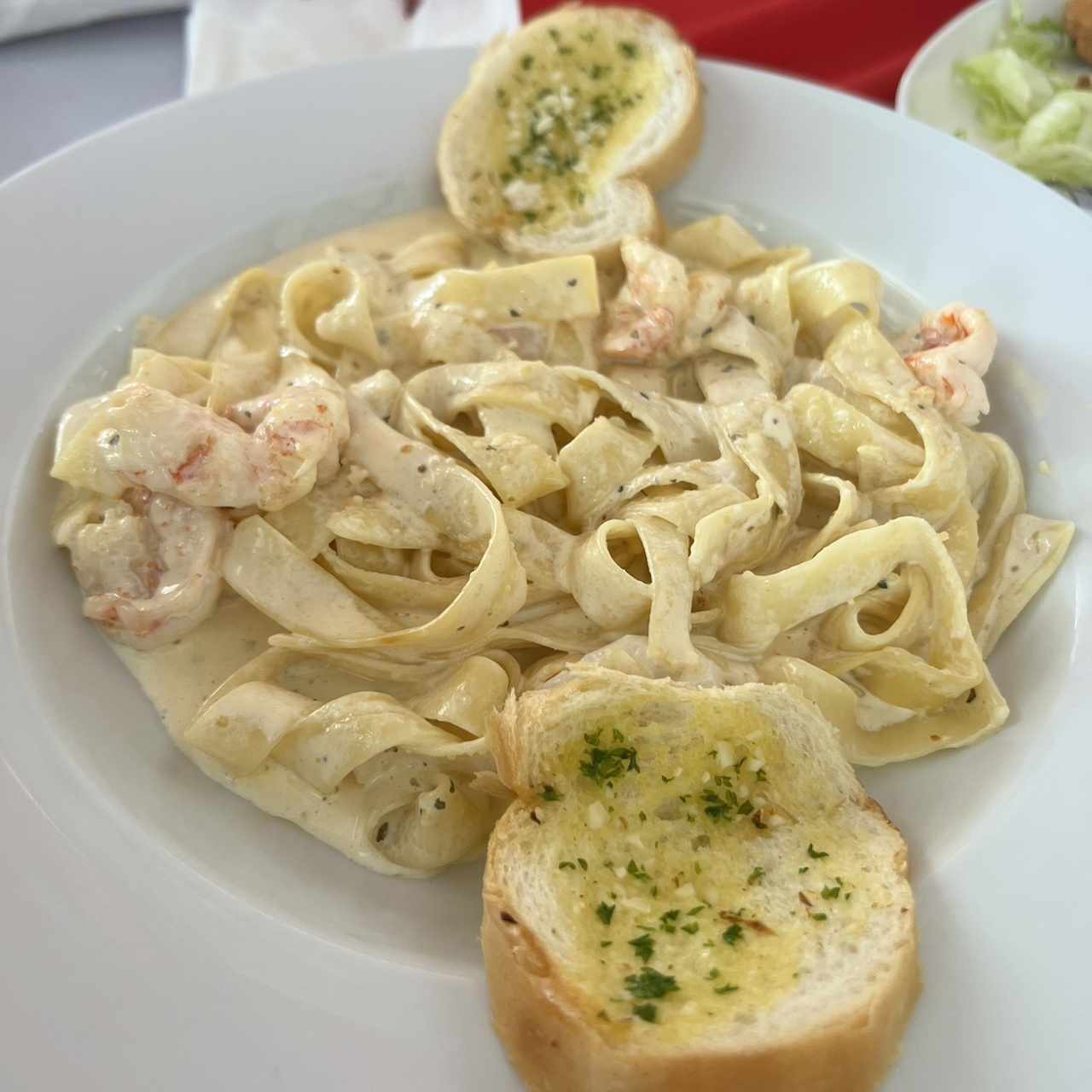 Fettuccini con langostinos en salsa blanca