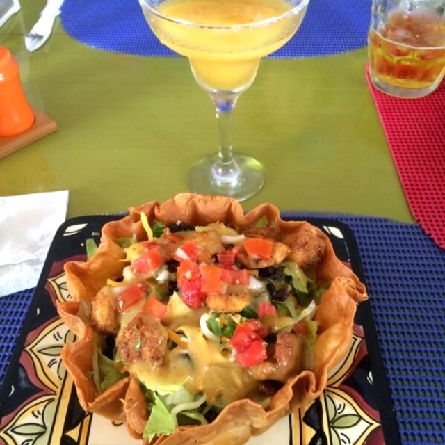 Taco salad y margarita de maracuya