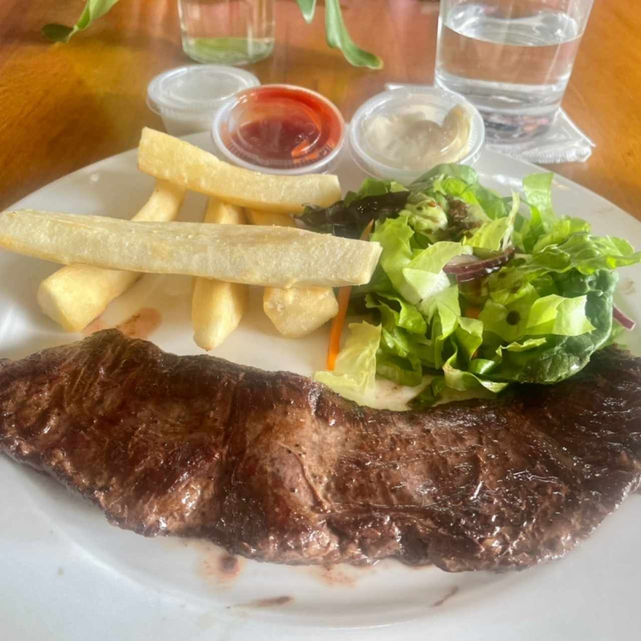 ENTRAÑA 100 OZ (entraña al grill con papas fritas) - buenísimo 