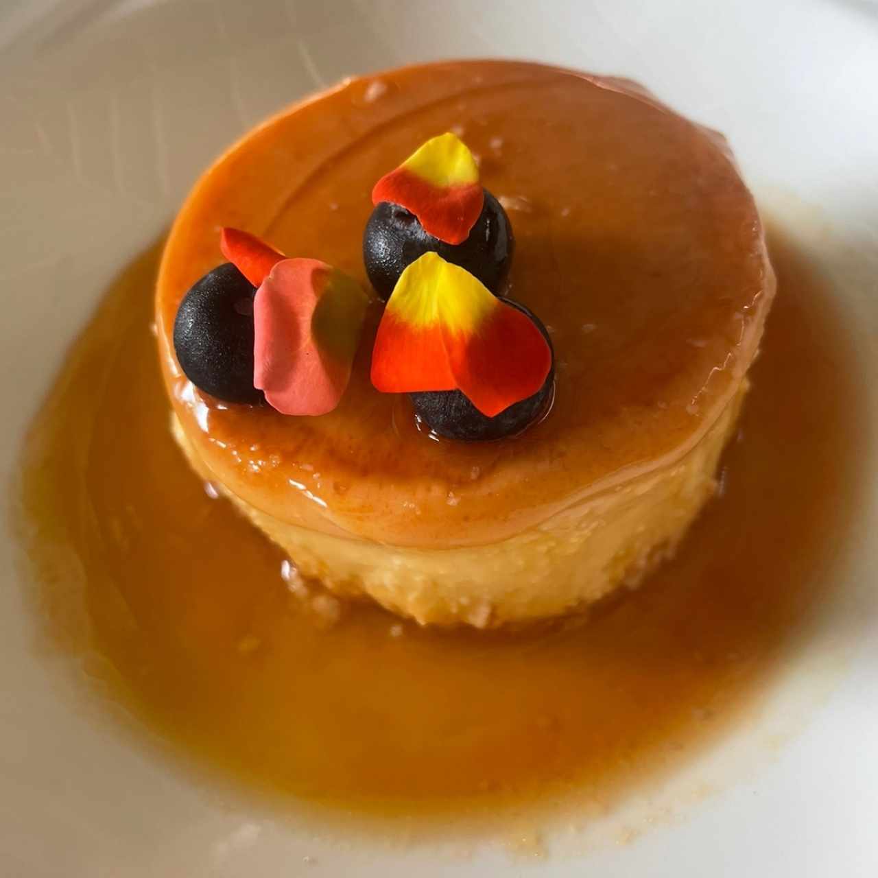 FLAN DE COCO  (servido con salsa de maracuyá) - una delicia