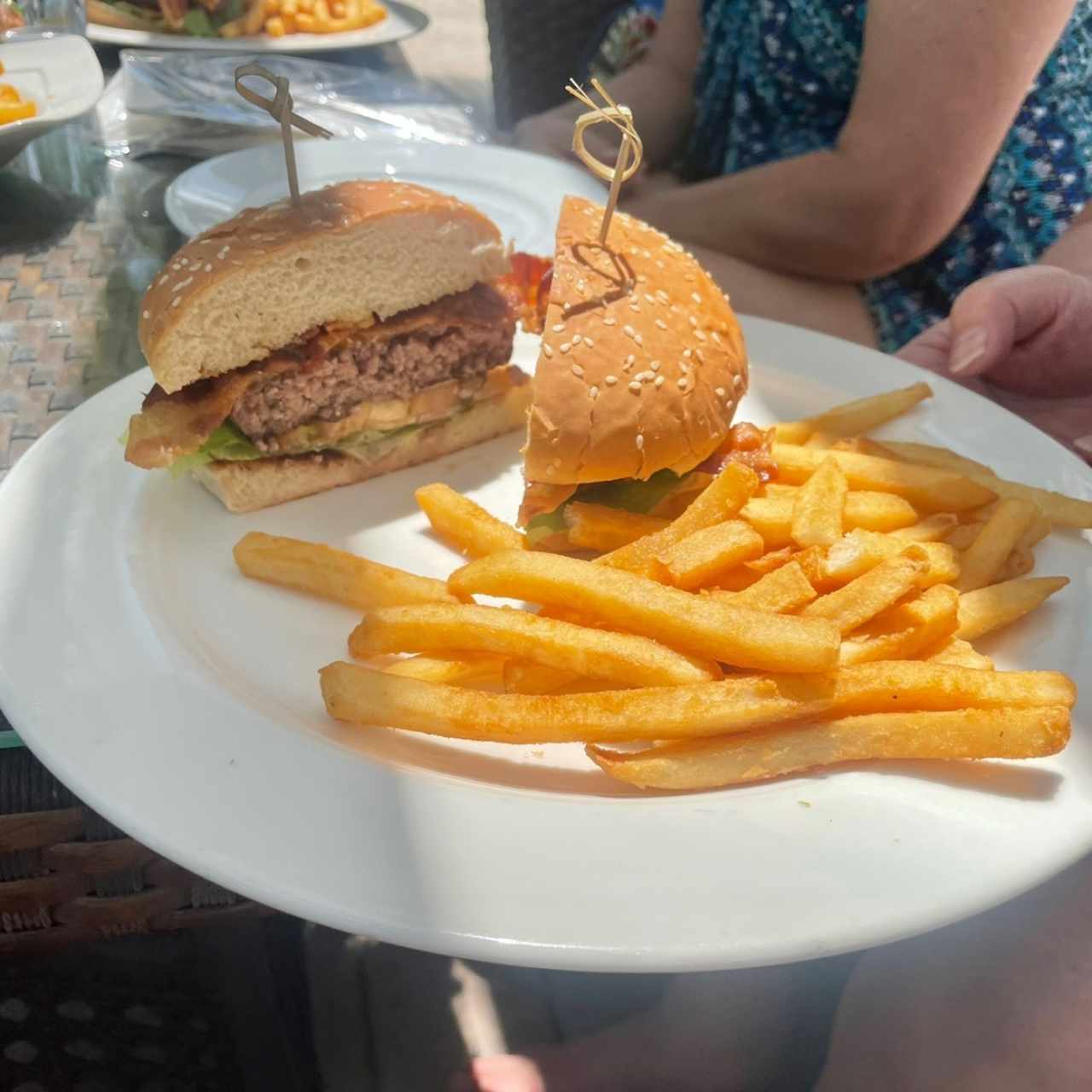 HAMBURGUESA (Hamburguesa Angus, Tocino, Queso Cheddar, Romana, Cebolla Morada, Tomate servida con Papa Fritas) - lo recomiendo