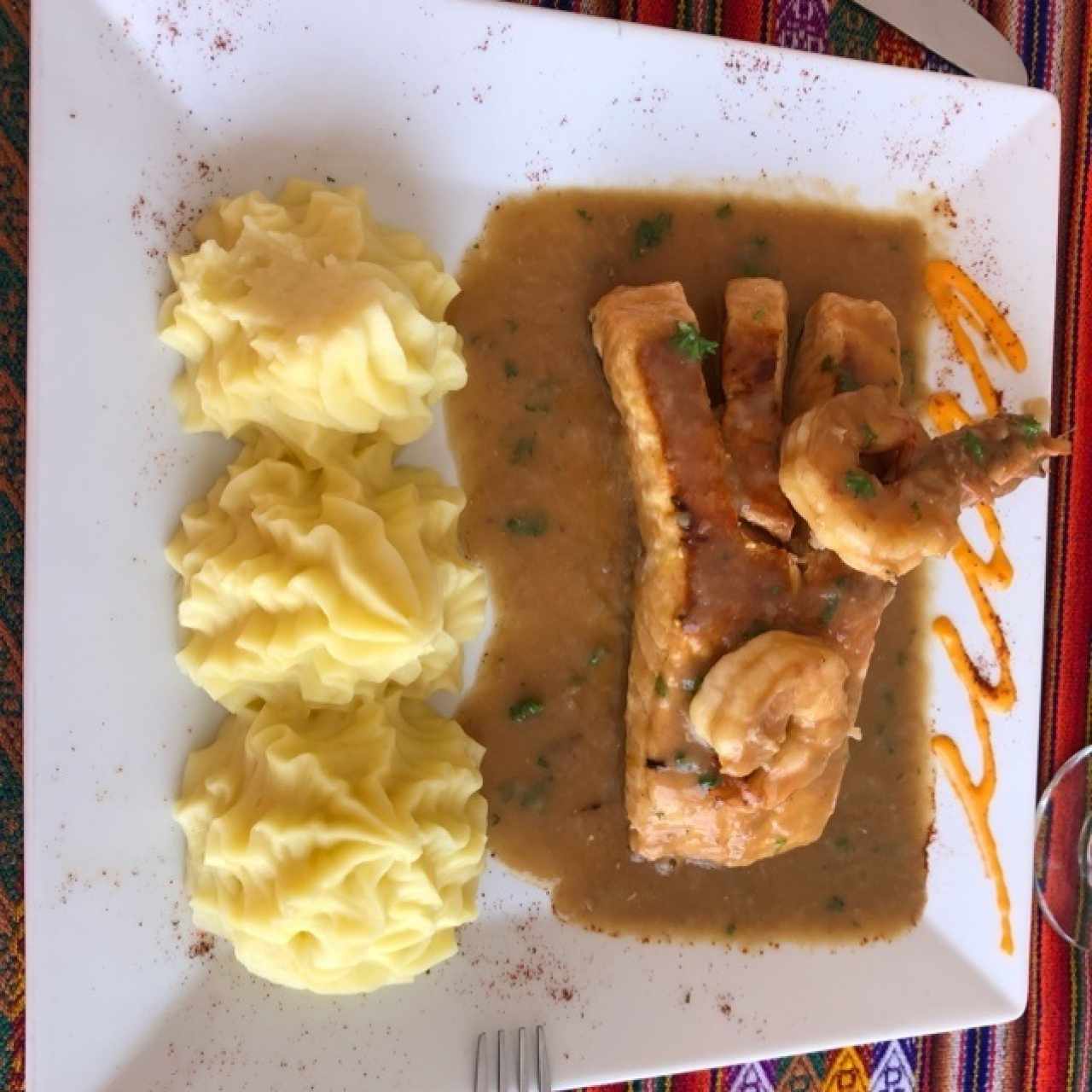 Salmón con Langostinos + Puré de la casa