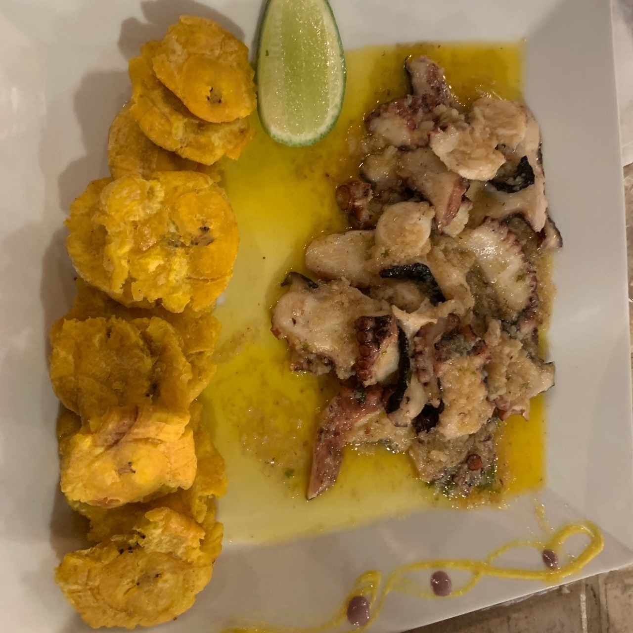 Pulpo al ajillo con patacones