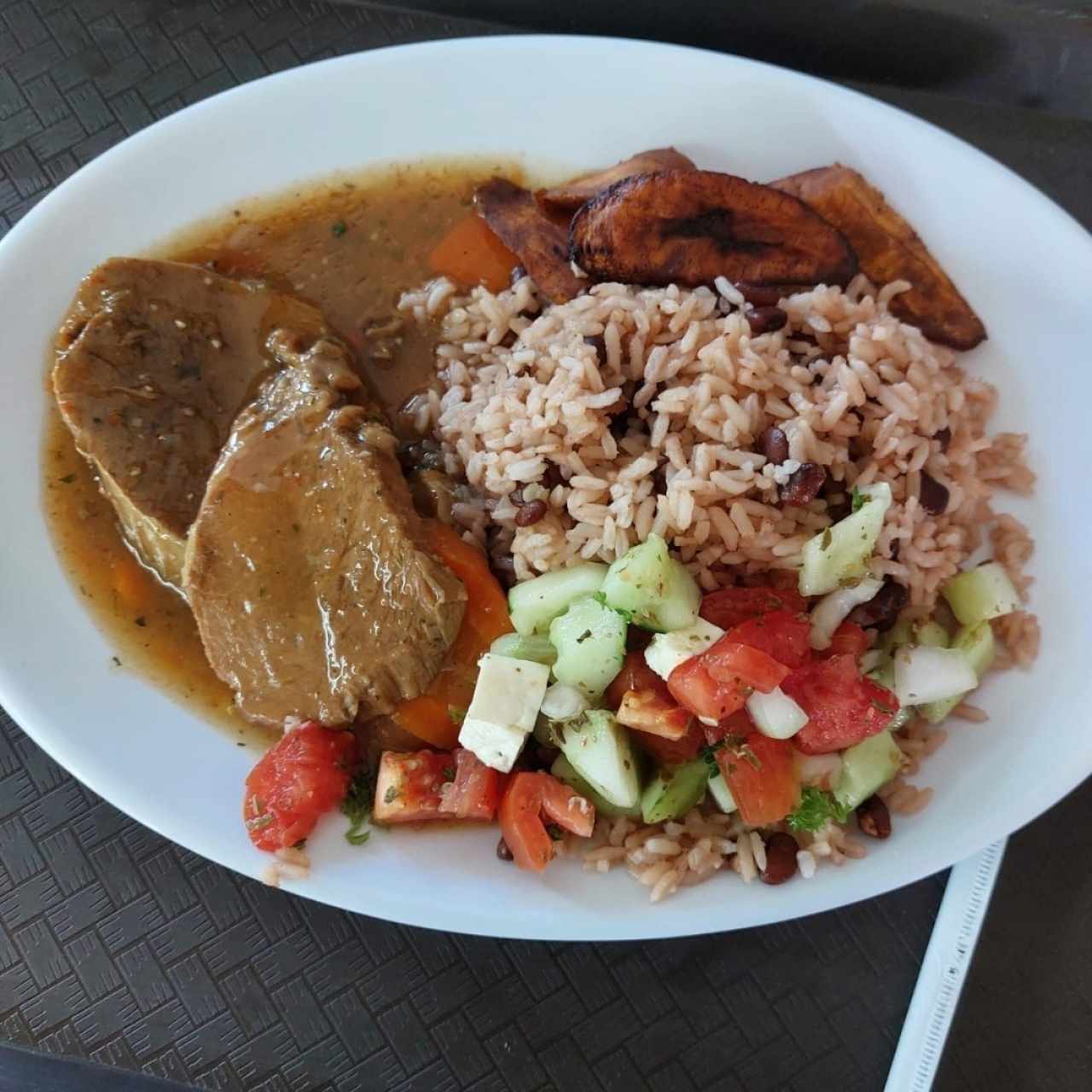 Arroz con frijoles, lomo, tajada y ensalada