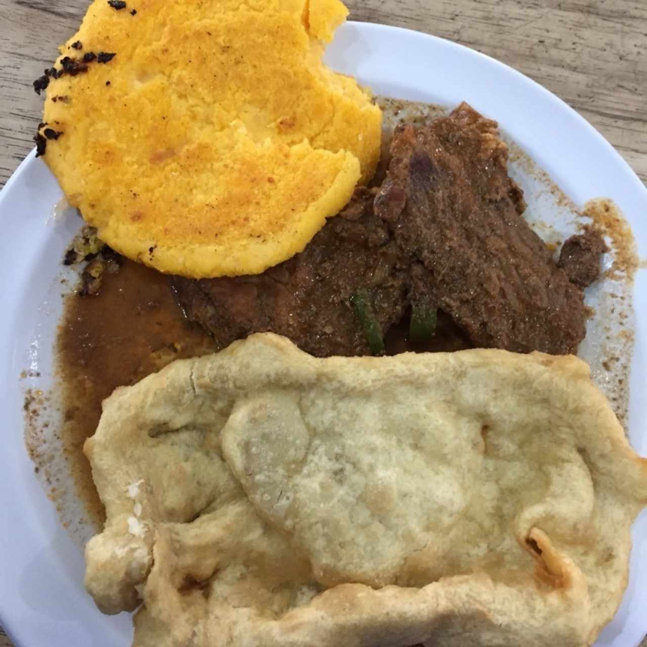 Bistec de carne con tortilla y hojaldra 