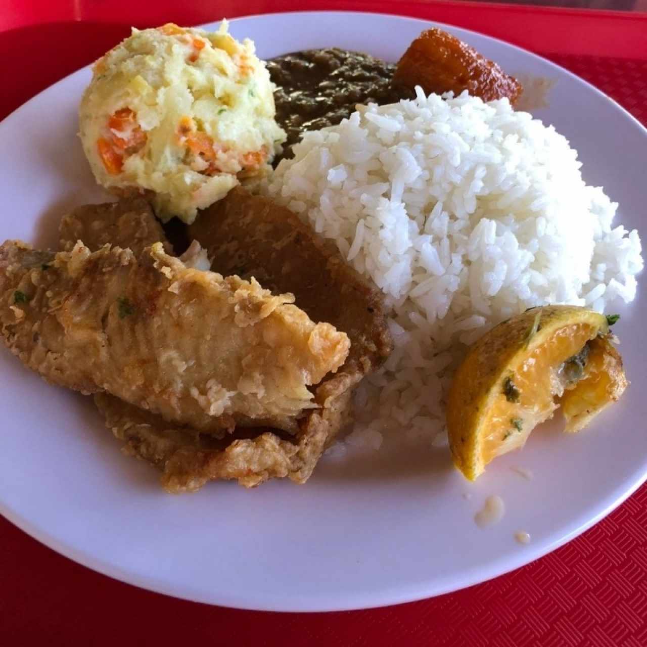 arroz, lentejas, ensalada de papas, plátano en tentación  y pescado a plancha 