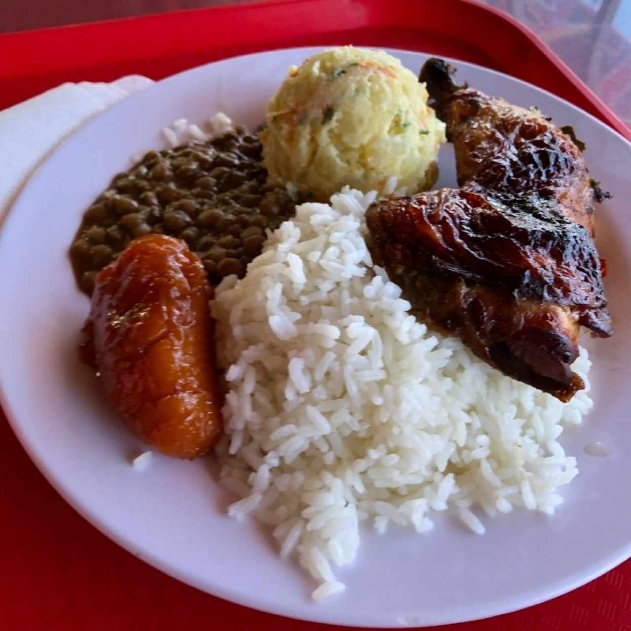 arroz, pollo asado, plátano en tentación, lentejas y ensalada de papas.