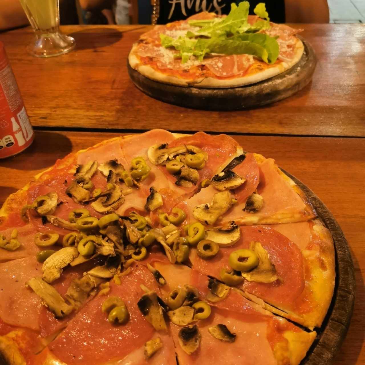 pizzas de jamón serrano y pepperoni y jamón con hongos 