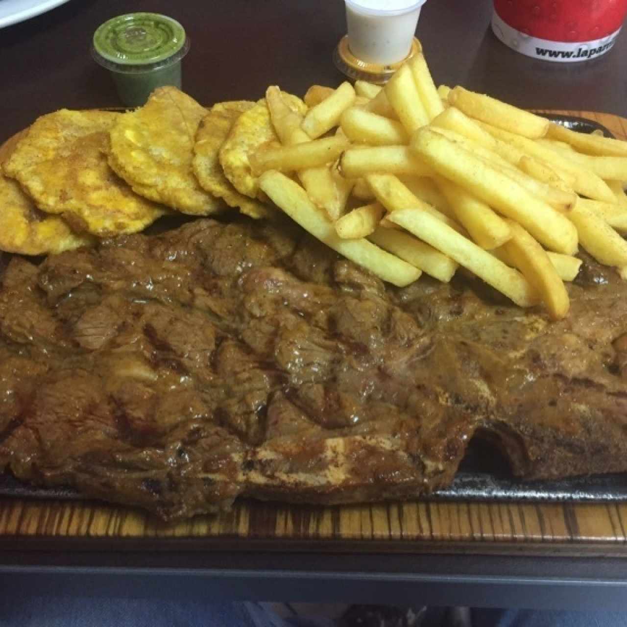 churrasco con papas y patacones