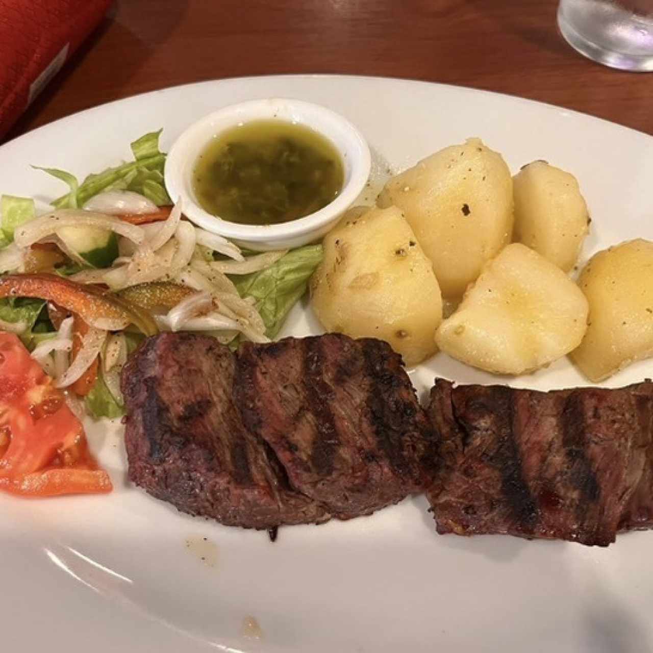 Luch con filete de res y papas salteadas