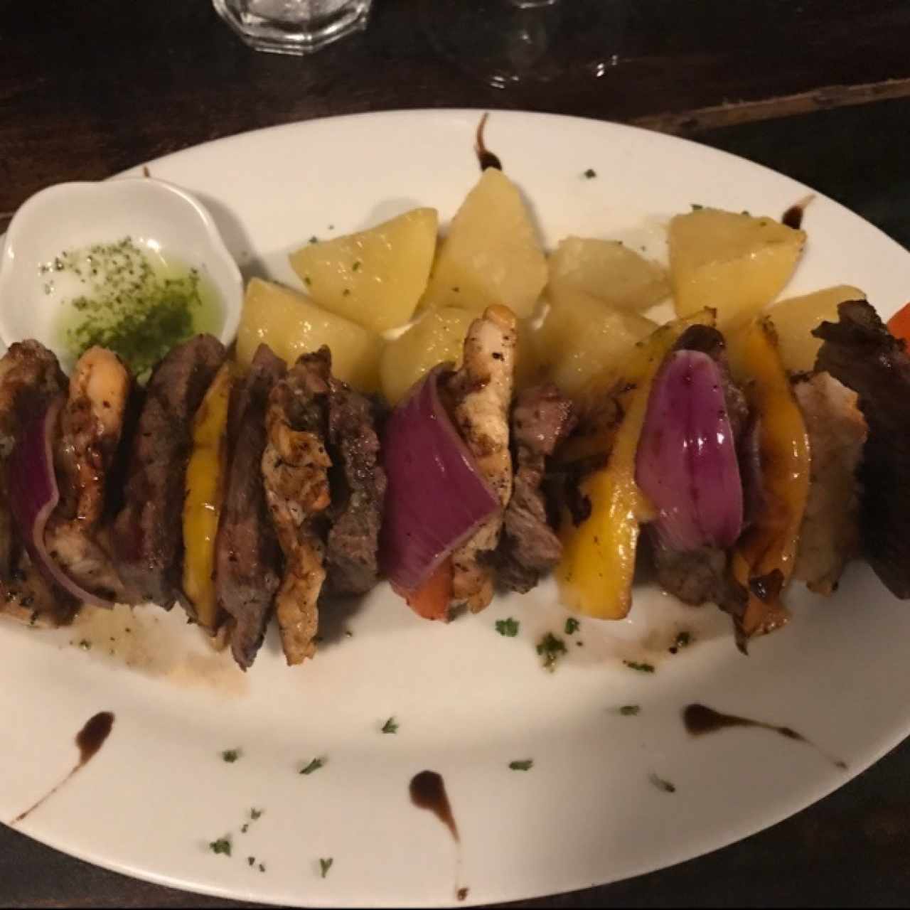 brocheta de pollo y carne con papas salteadas 👌