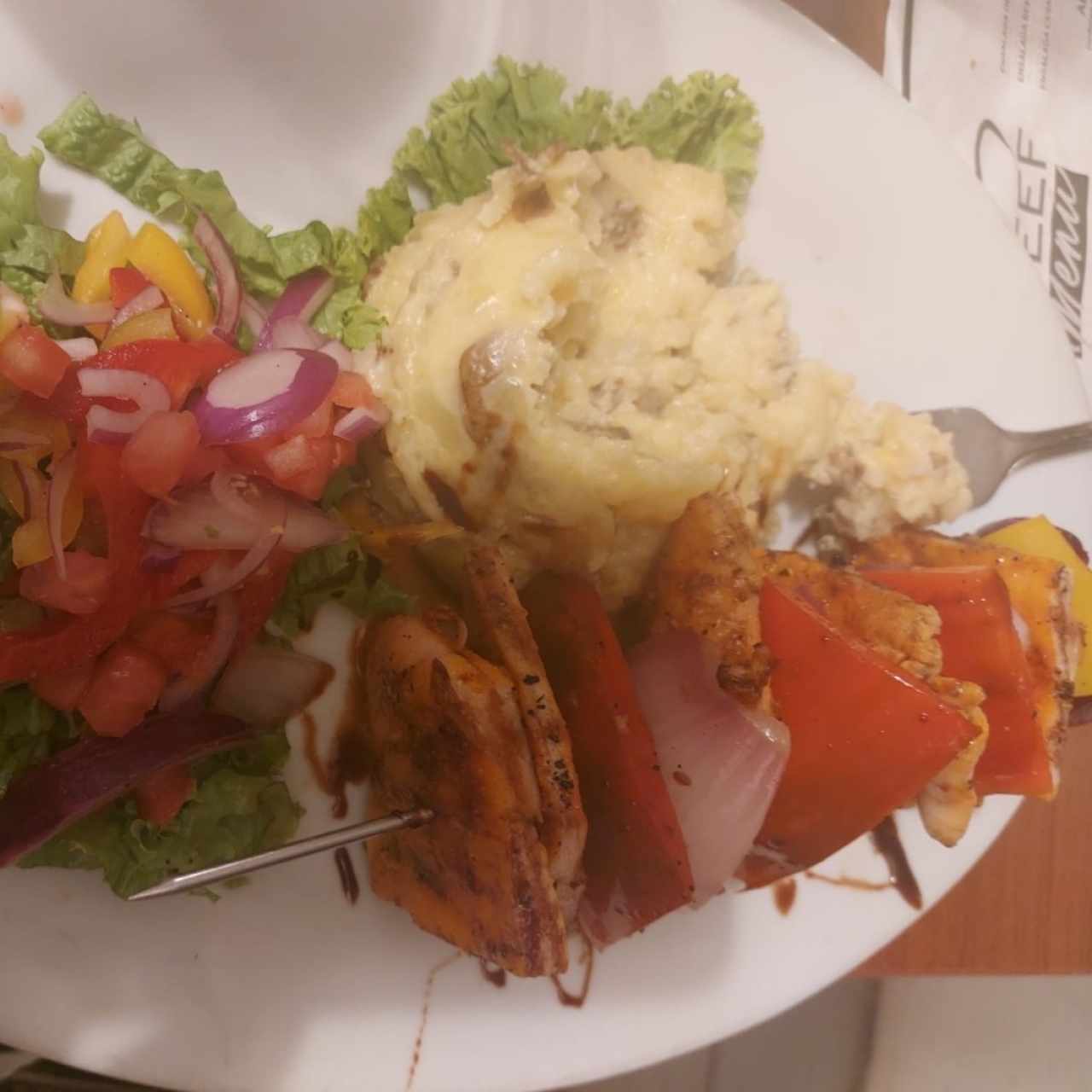 brocheta de pollo con pure rústico 