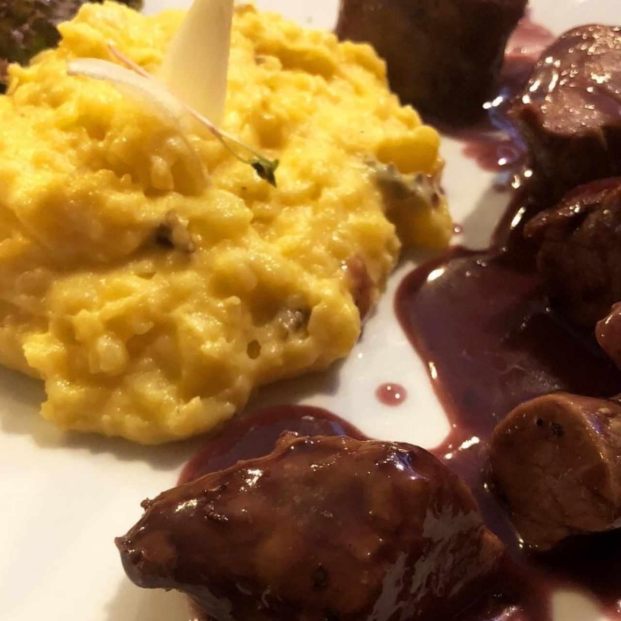 Costillas de Cerdo en Salsa agridulce junto a Puré Rústico.