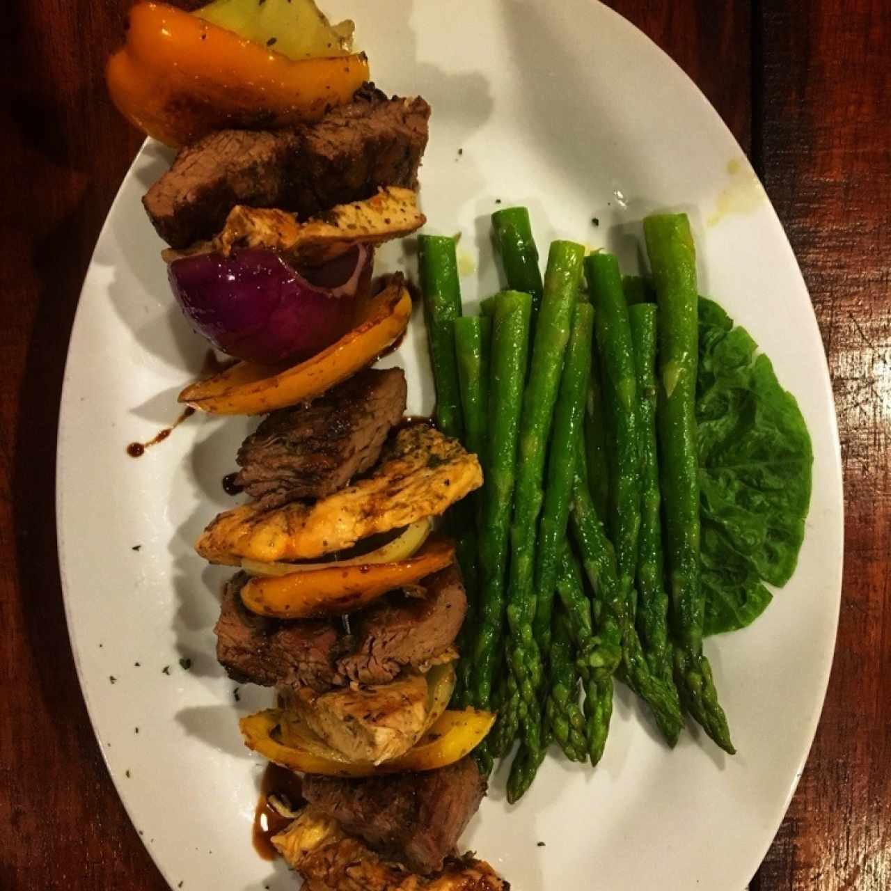 Brocheta de pollo y carne + espárragos